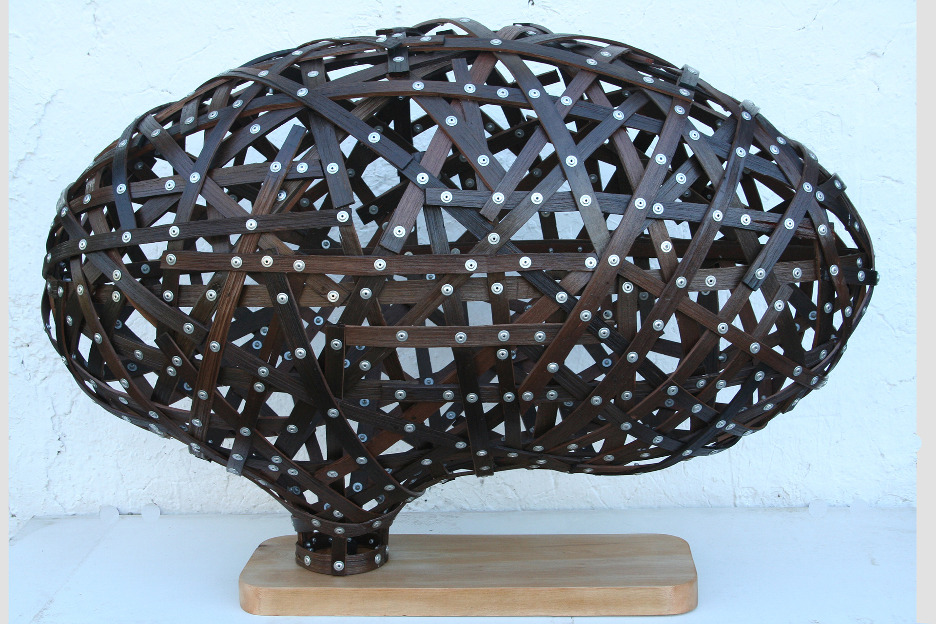 "Mimético 2", Madera de alerce tejida, remaches pop. 0,90 x 0,40 x 0,60 mts. 2011