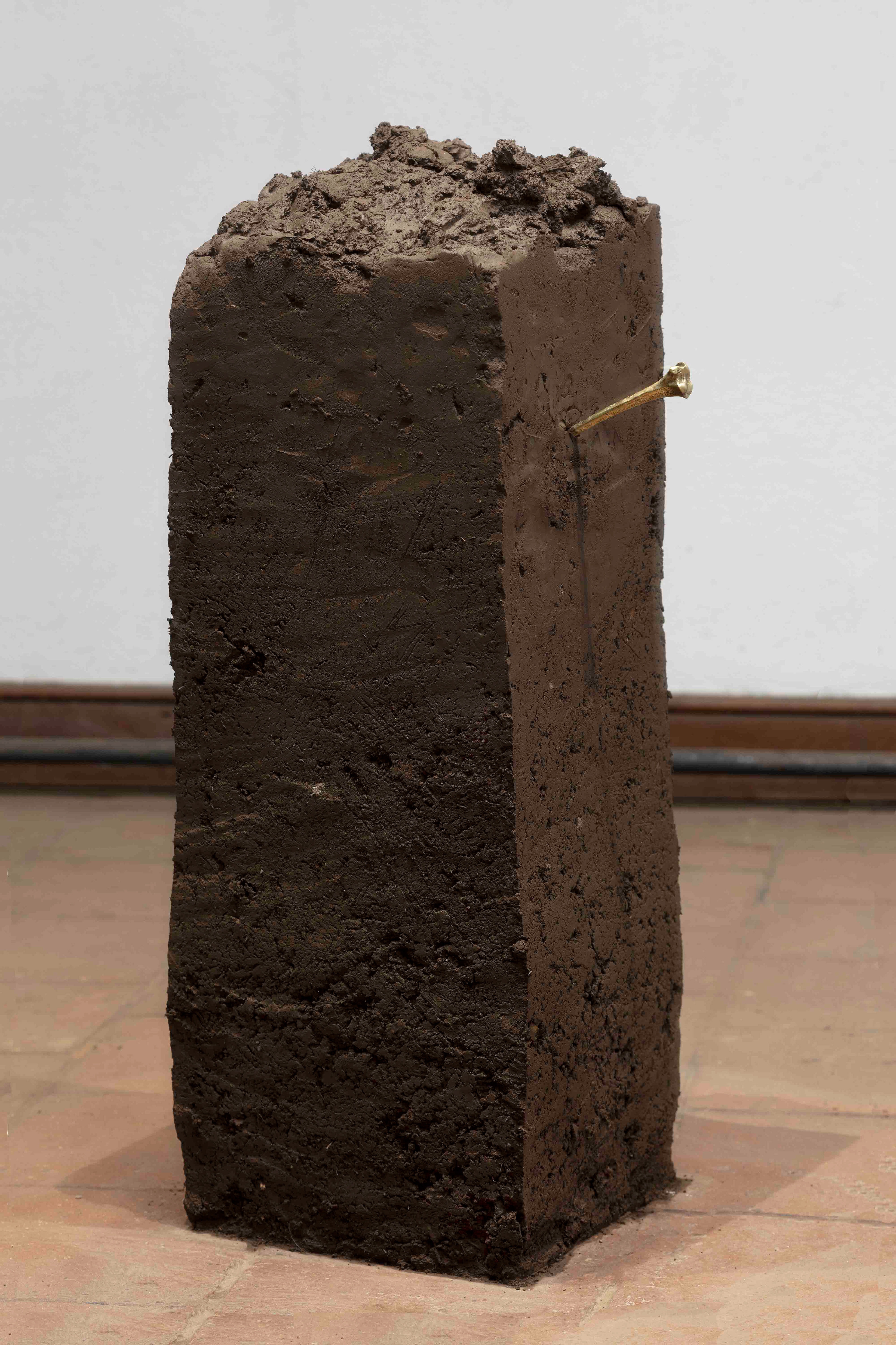 URI, 2022. Tierra compactada, molde de hueso / Fundición en bronce. Medidas: 0,90 x 0,45 x 0,45 mt.