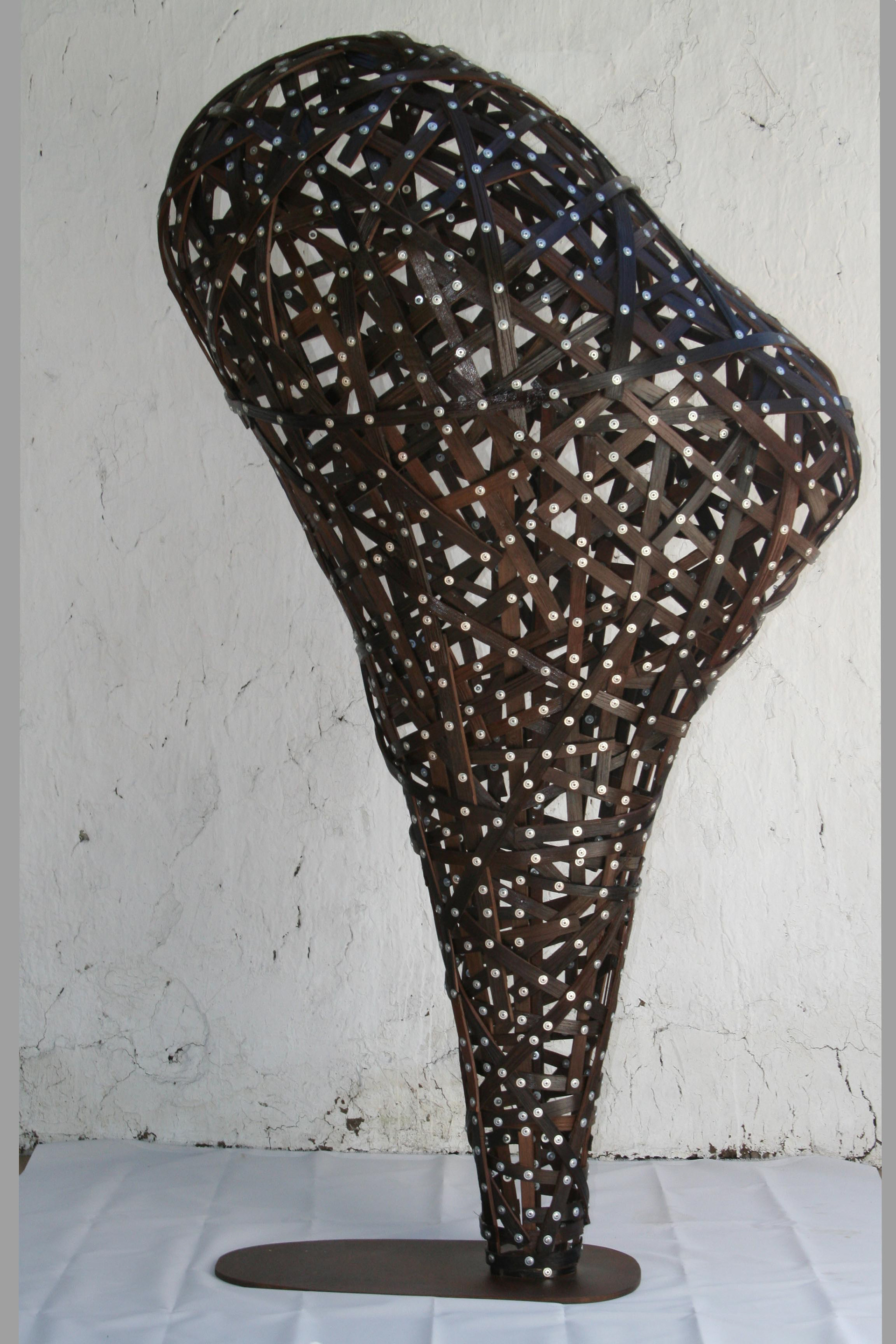 Flota, Madera de alerce tejida, remaches pop, acero. 2,20 x 1,20 x 0,75 mts. 2011.