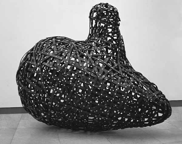 "Con-Quiste el huevo". Madera tejida, remaches. 1.90 x 2.20 x 1.40 mt. 2000