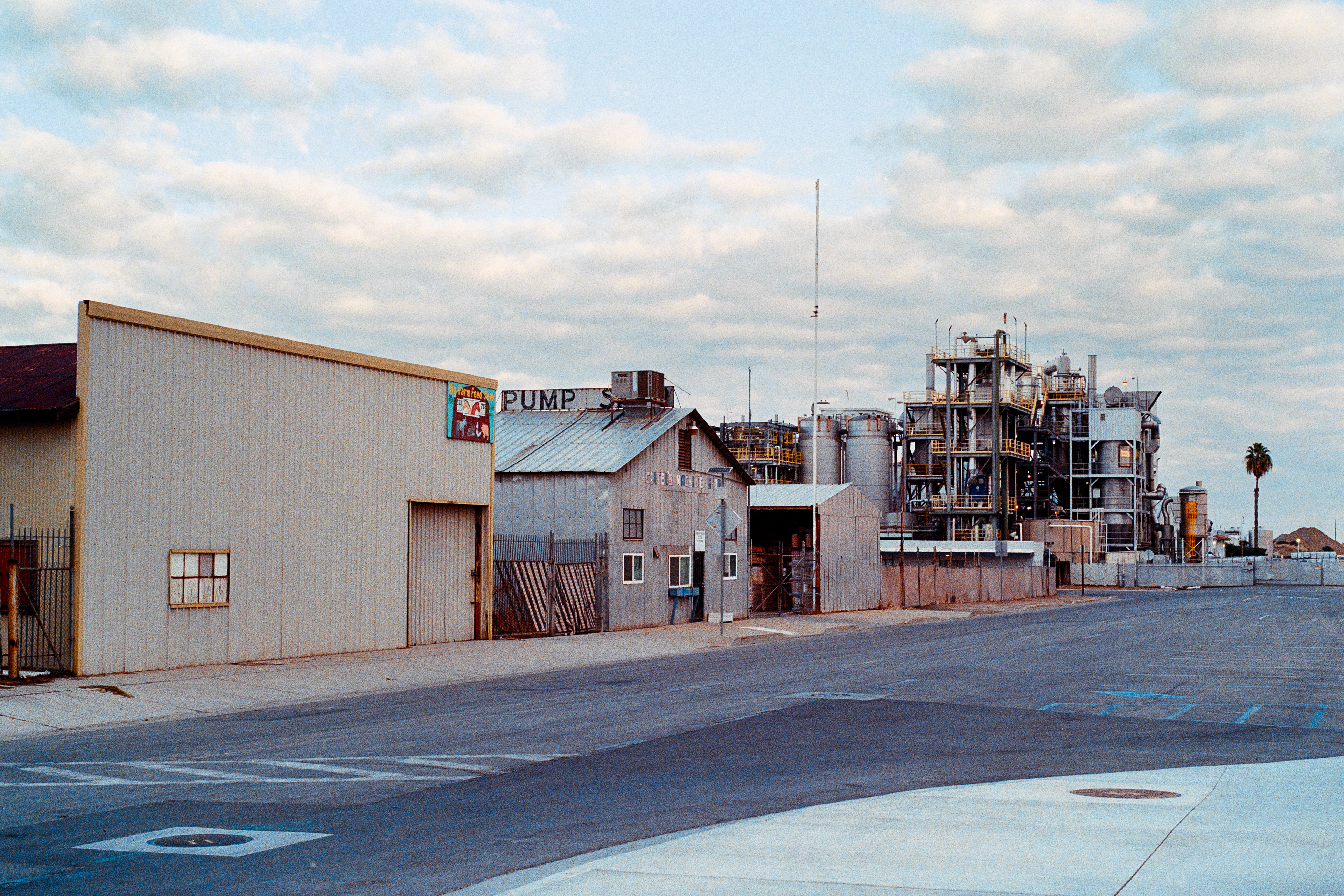 Wasco, California - Nikon FM | 50mm | F8 | 1/250 | Fujifilm 400