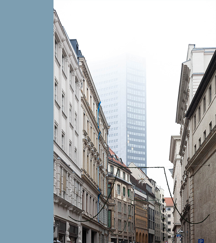 City-Hochhaus mit Nebel