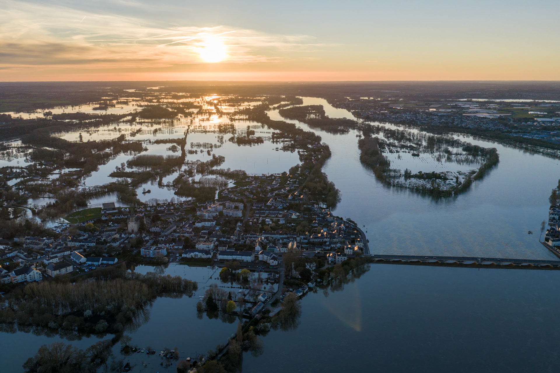 Les Ponts-de-Cé under floodwaters