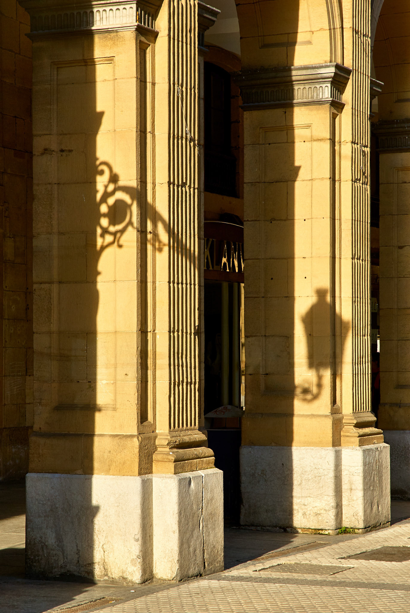 The shadow of the streetlight - San Sebastián