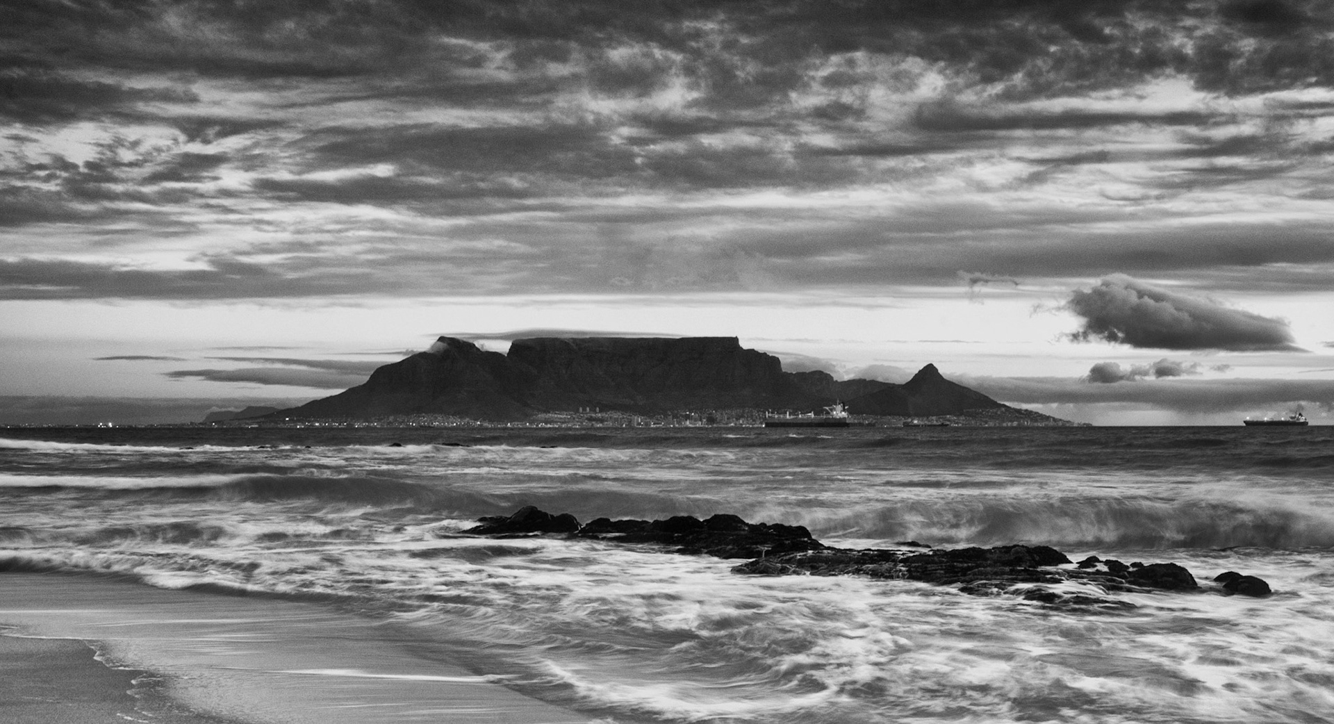 Table Mountain from Bloubergstrand, Cape Town, South Africa (SA010)