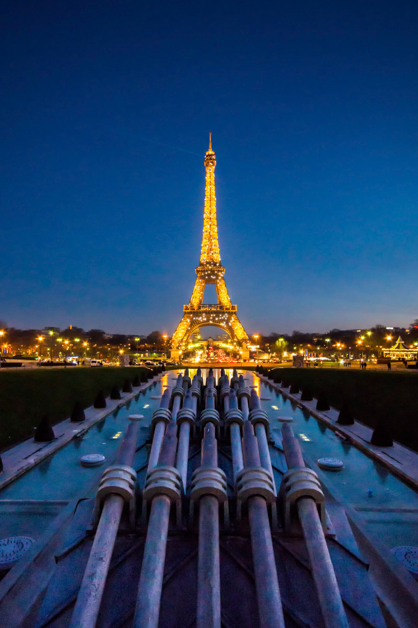 Tour Eiffel at Night from Statue Jardins du Trocadero, Paris, France (EU022)