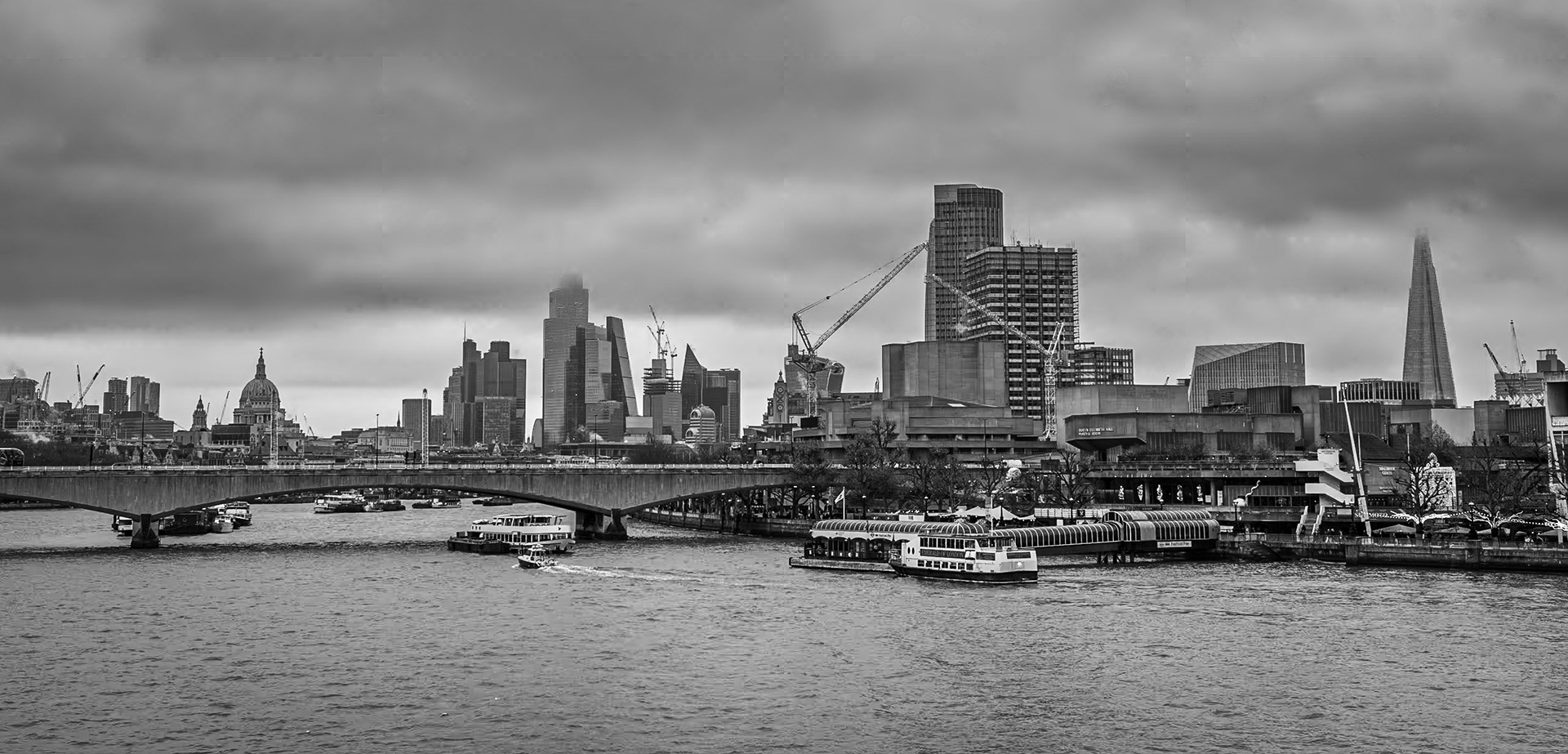A Foggy Morning on the River Thames, London, UK (UK060)