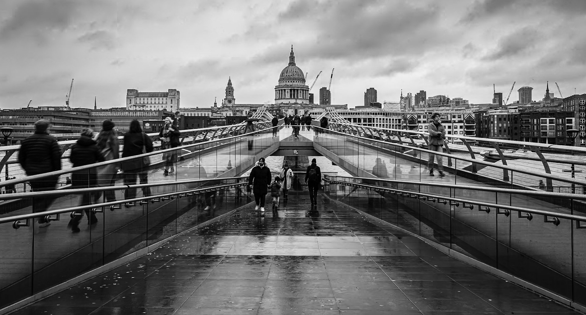 Millenium Bridge and St Paul's Cathedral, London, UK (UK080)