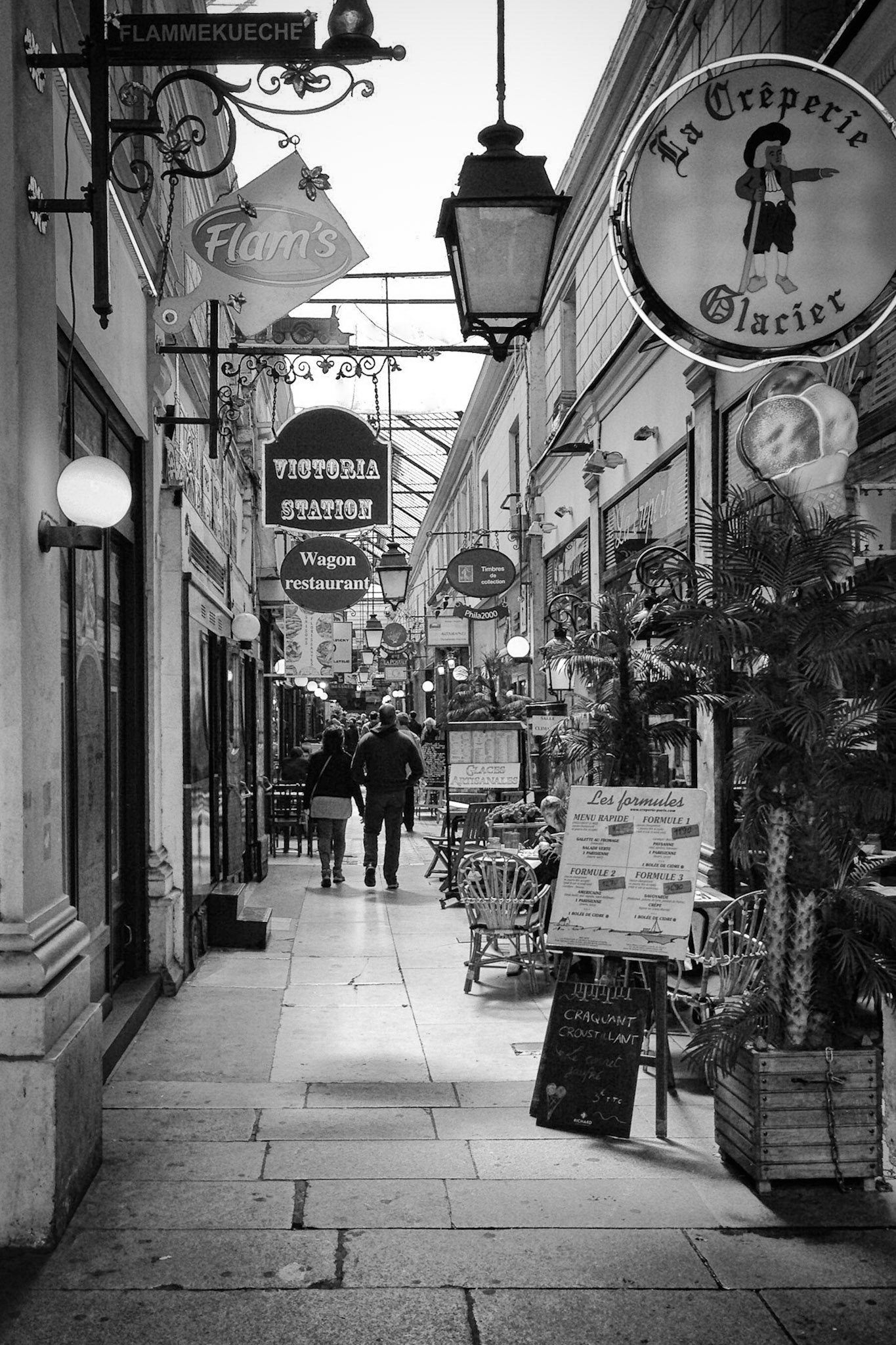 Parisian Street Scene, Paris, France (EU013)