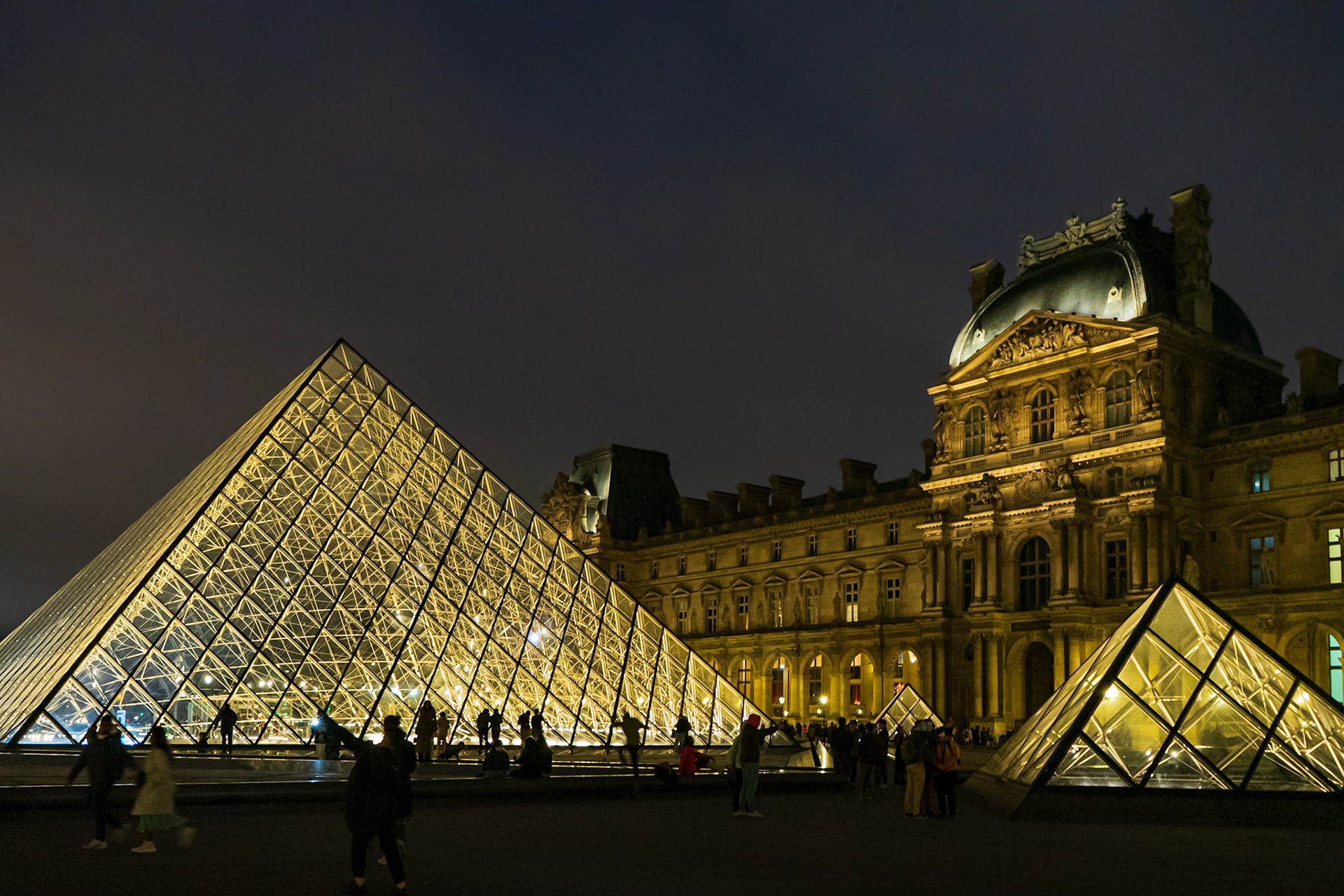 Pyramide du Louvre, Paris, France (EU053)
