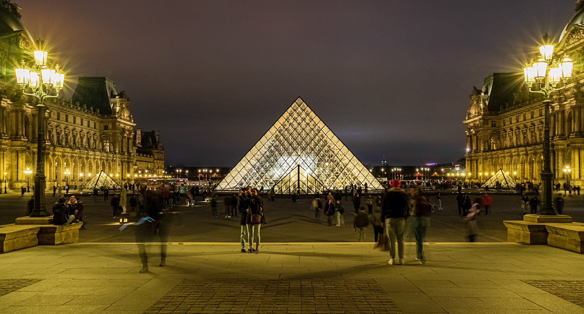 Pyramide du Louvre, Paris, France (EU052)