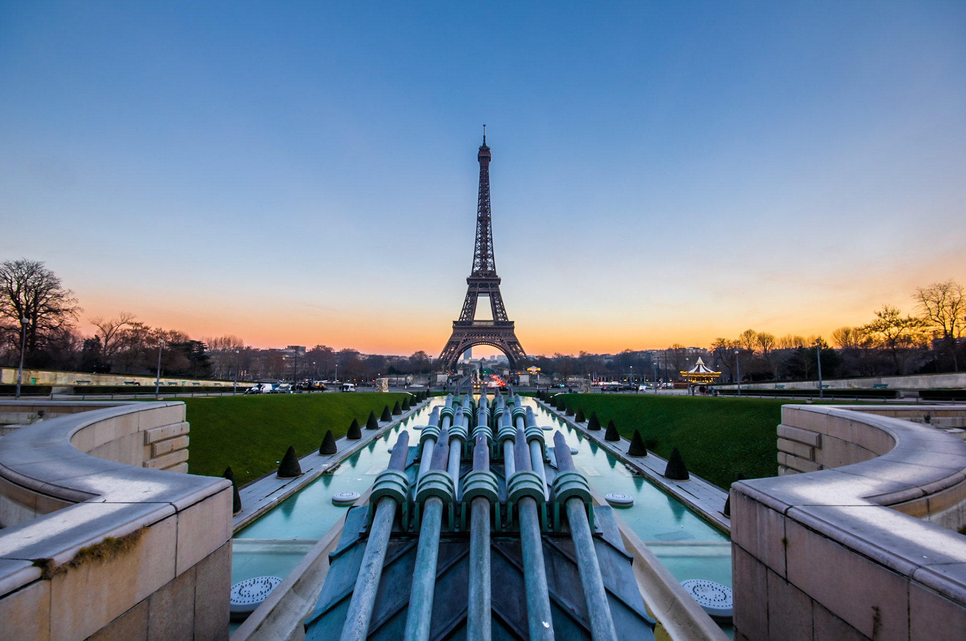 Tour Eiffel from Statue Jardins du Trocadero, Paris, France (EU020)
