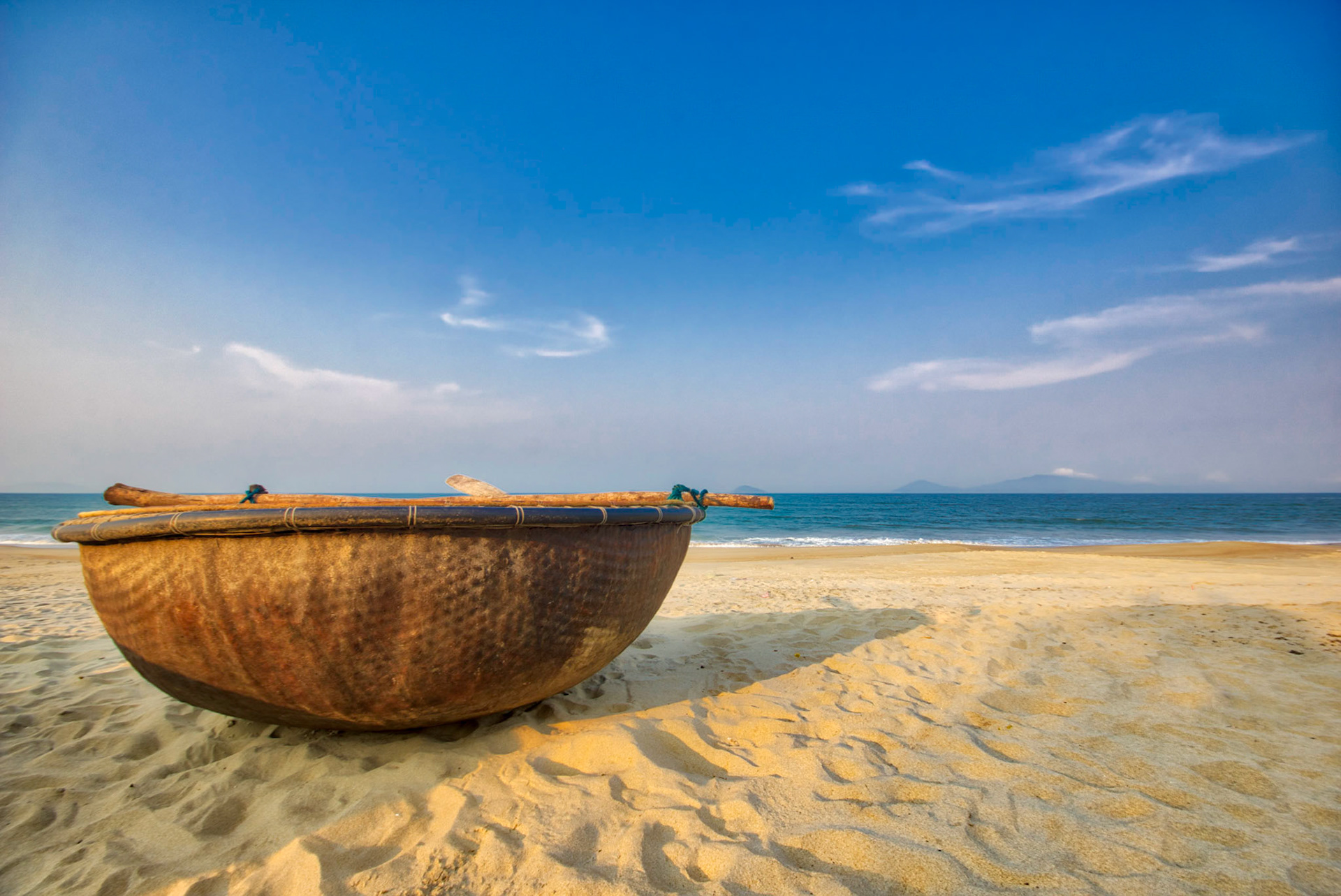 A Basket Boat on the Beach in Hoi An, Vietnam (RW054)