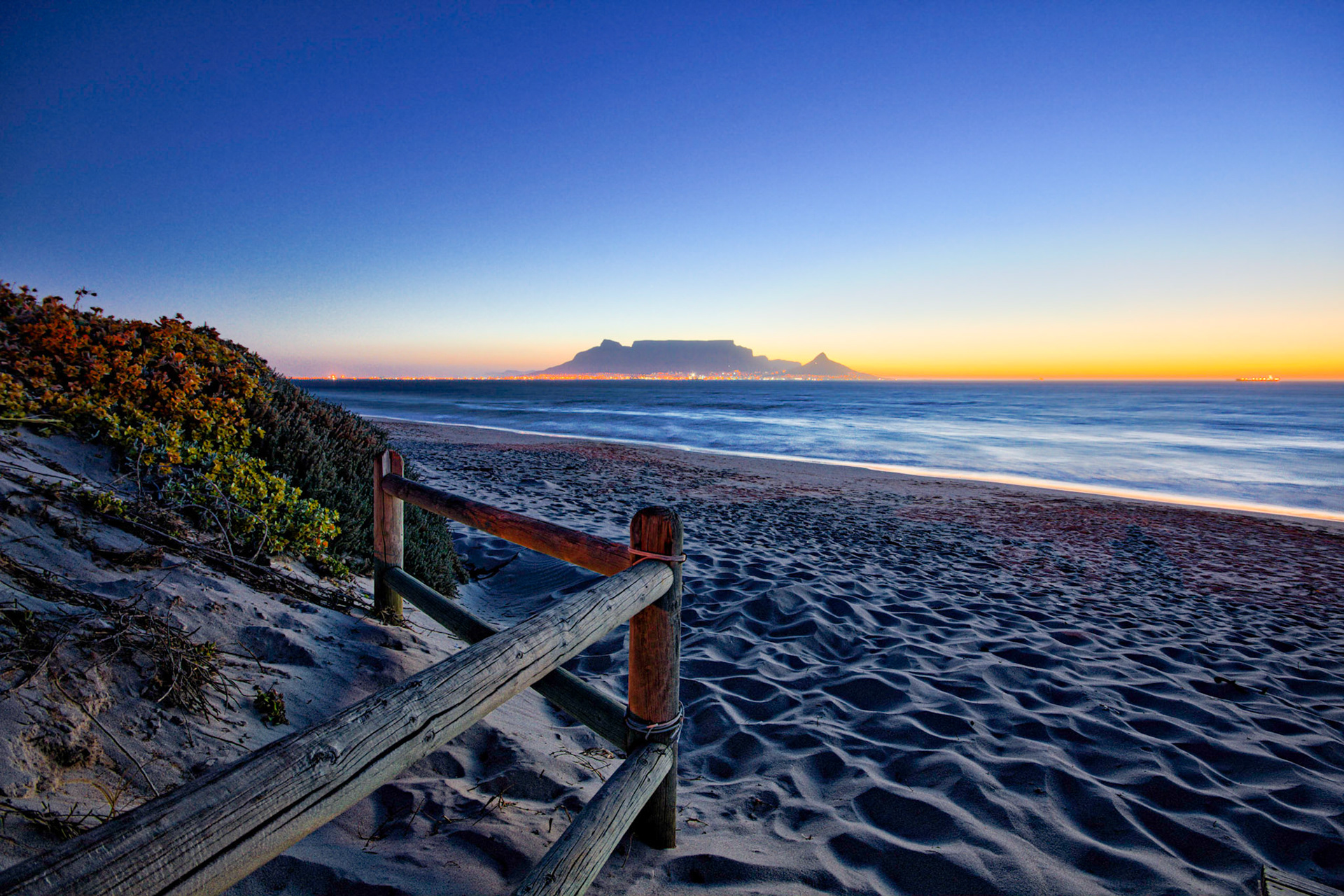 Table Mountain and the Beach at Bloubergstrand, South Africa (SA068)