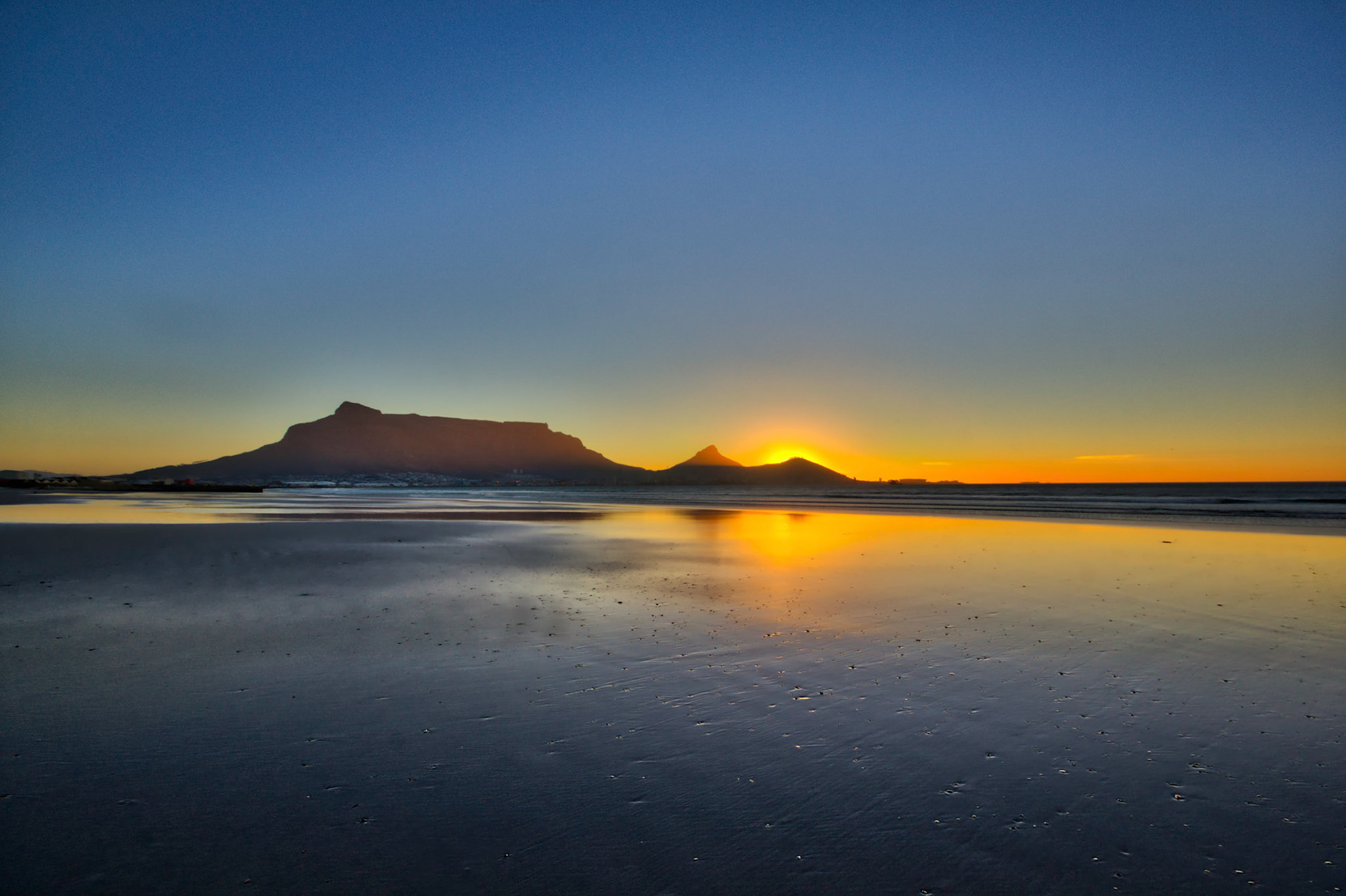 Sunset over Table Mountain from Milnerton, Cape Town, South Africa (SA046)