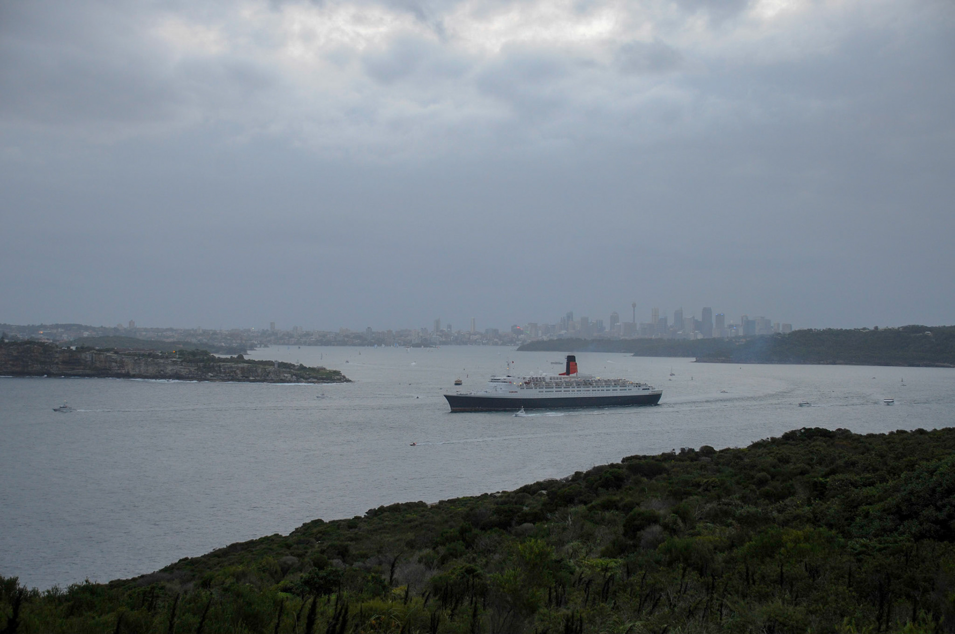 The QE2 leaving Sydney for the last time.