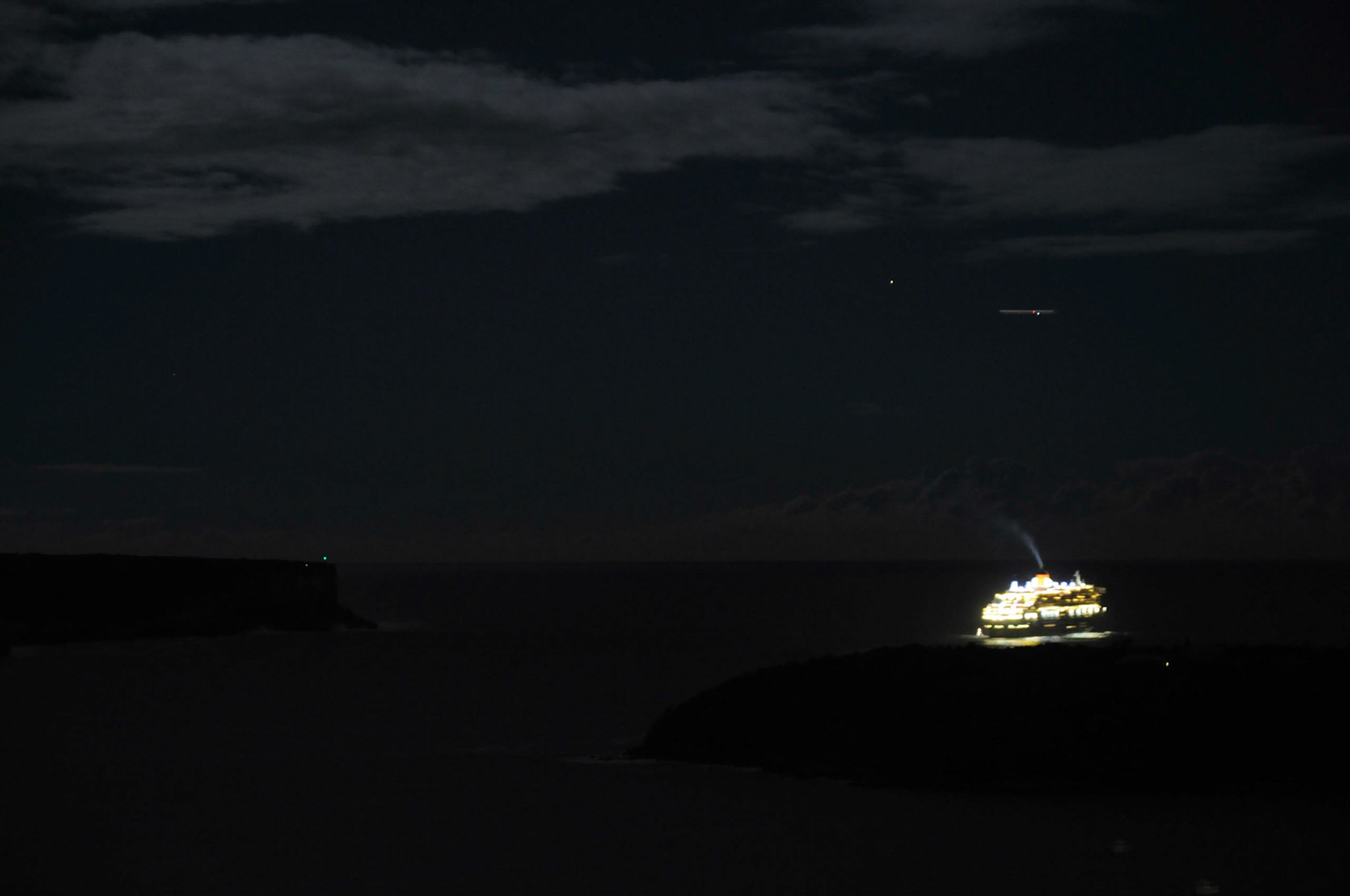 Cunard's Queen Mary 2 leaving Sydney