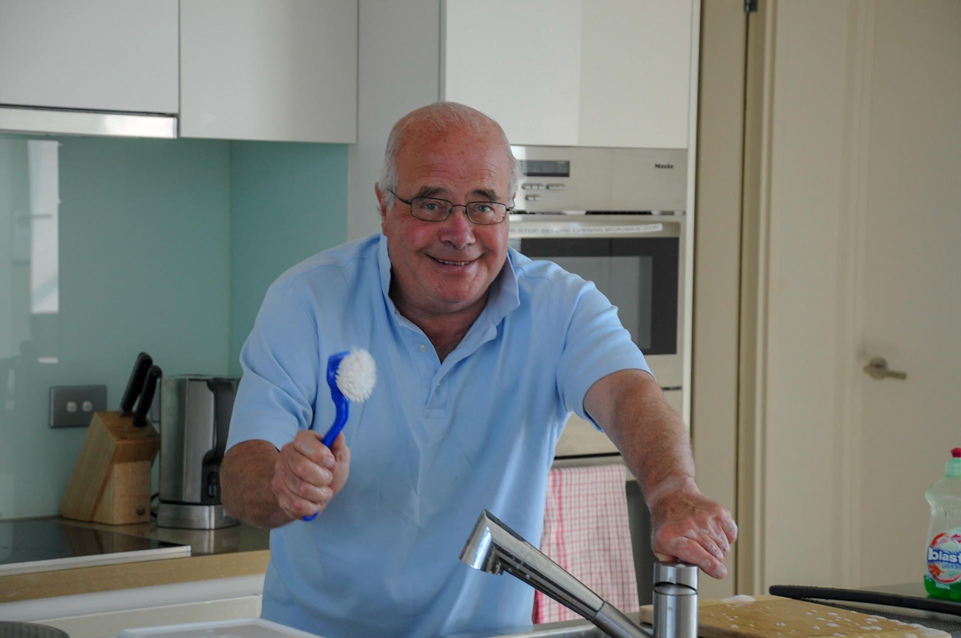 He does. Same brush in Freycinet.