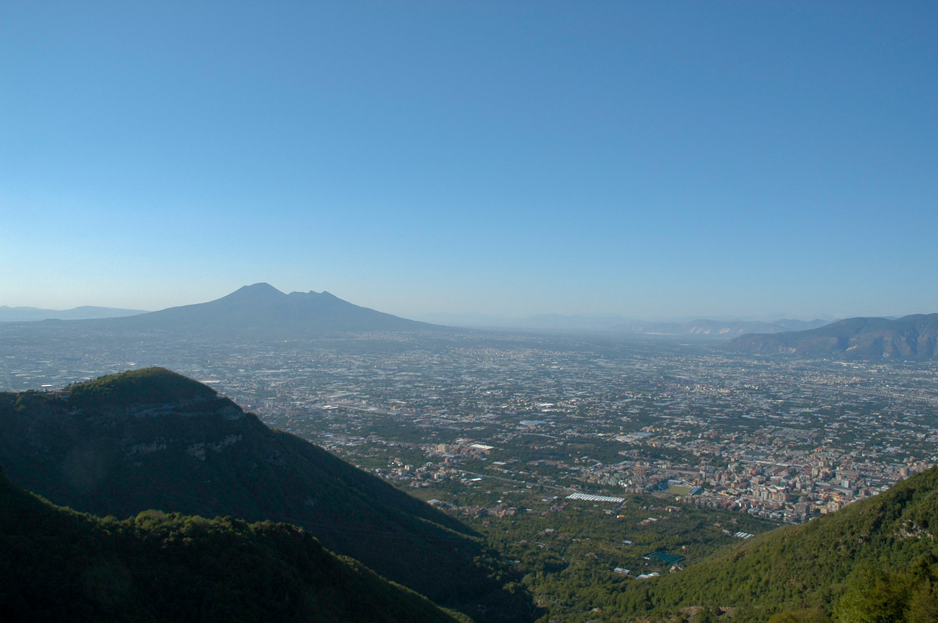 Napoli in the shadow of Vesuvius