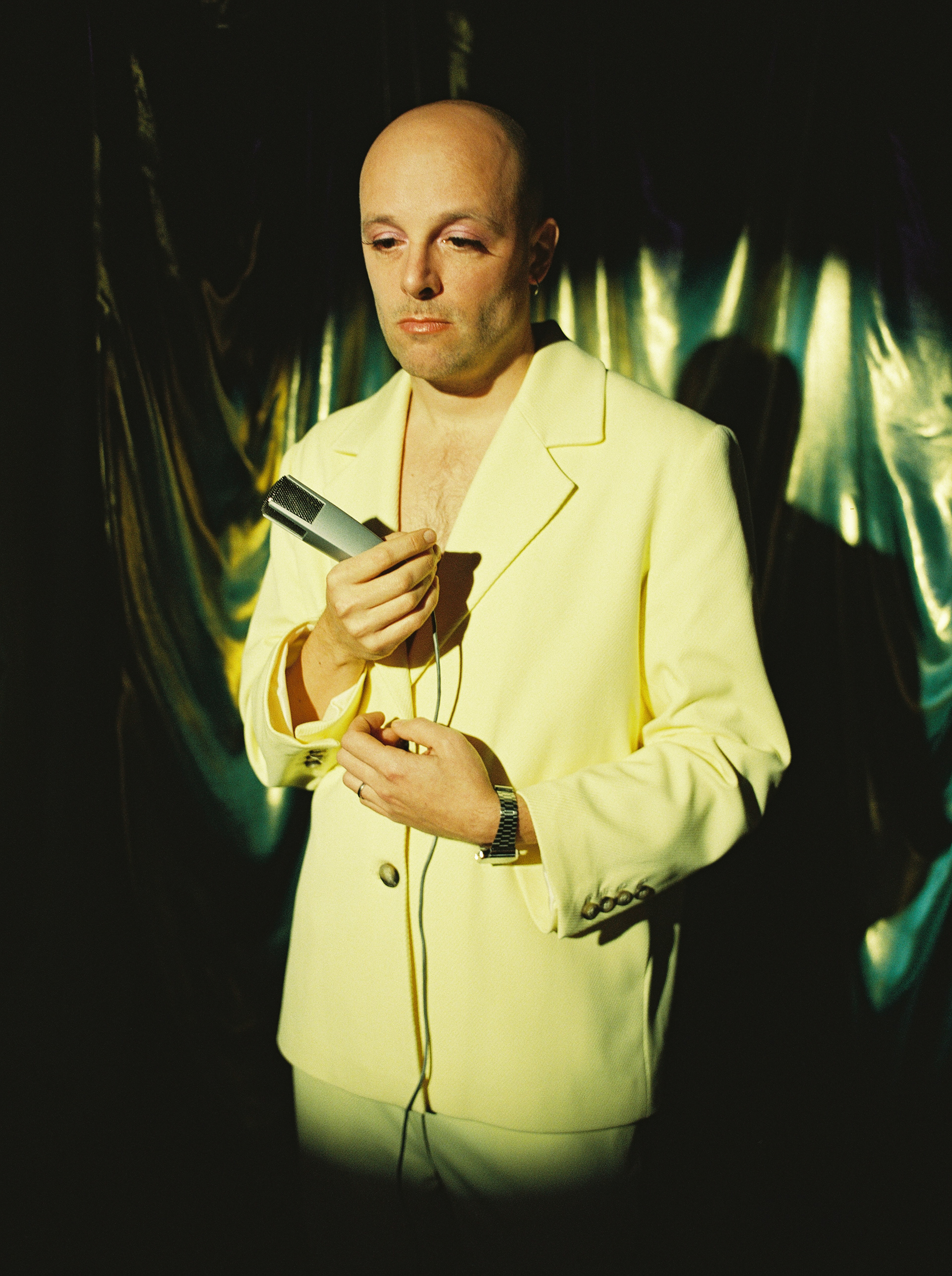 Johannes Verschaeve on set for music video 'Apparaat', directed by Olivier De Vos & Jana Van Brussel