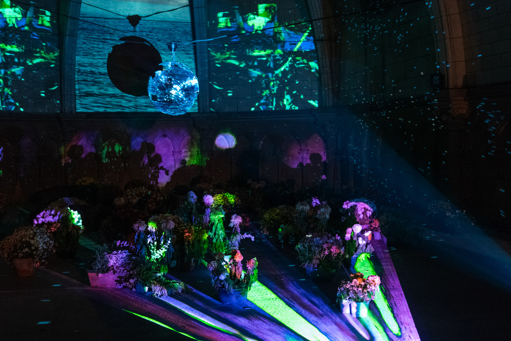 visuels : Let’s dance for fear tonight is all, installation vidéo in situ, exposition Noir Salle, 60 ans des Trinaitaires de Metz, commissariat collectif Riveté, 2025 © Jeannie Brie 