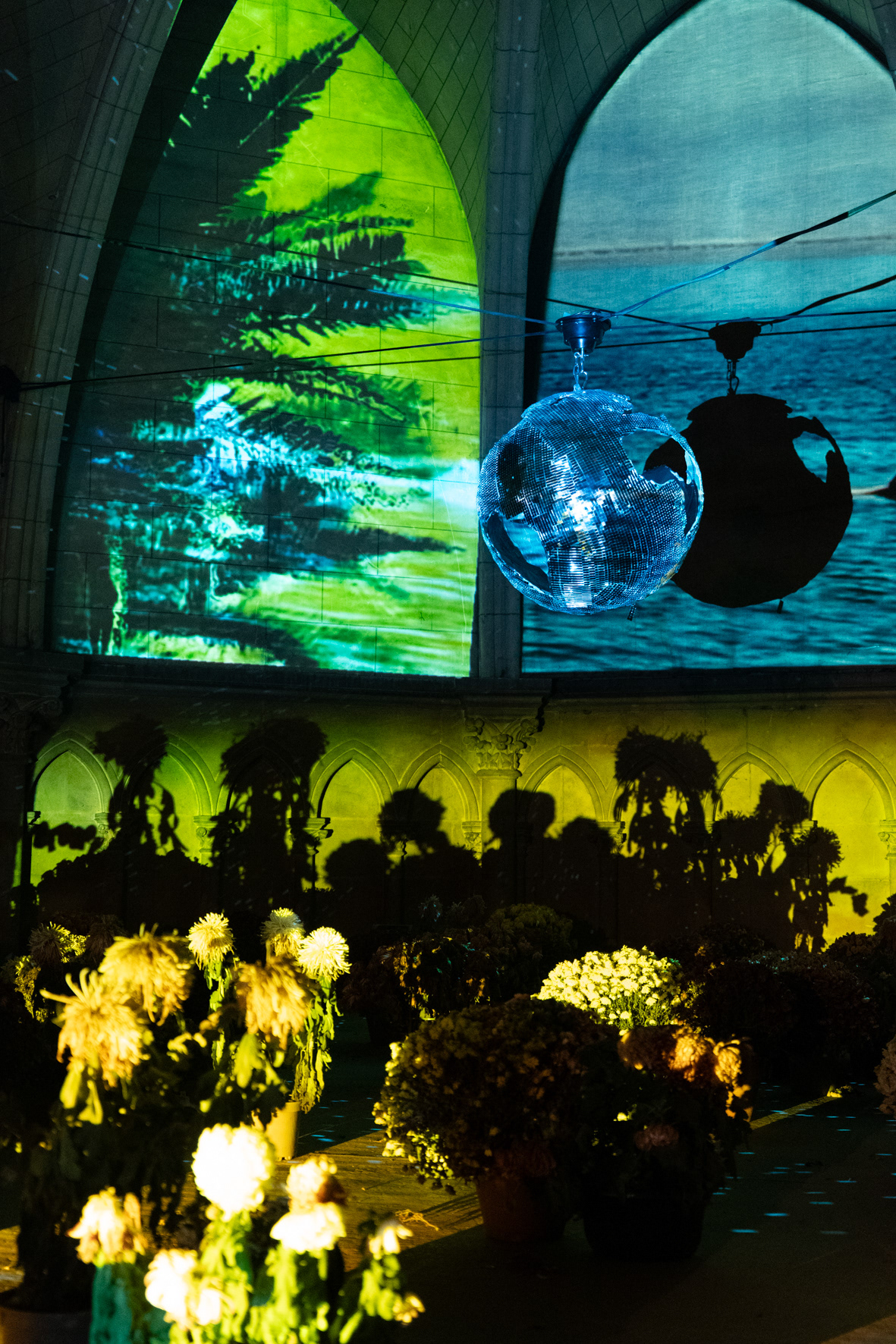 visuels : Let’s dance for fear tonight is all, installation vidéo in situ, exposition Noir Salle, 60 ans des Trinaitaires de Metz, commissariat collectif Riveté, 2025 © Jeannie Brie 