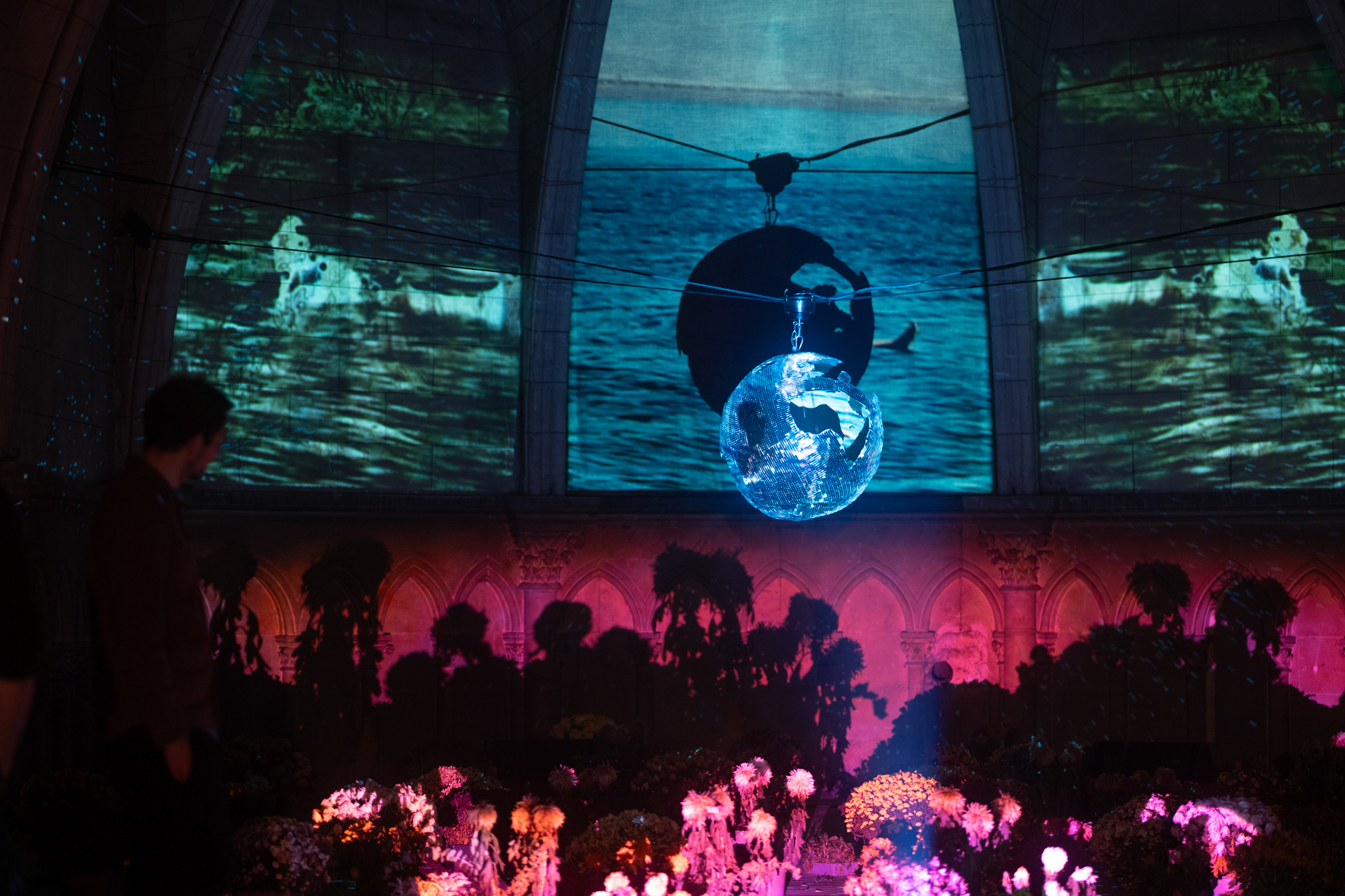 visuels : Let’s dance for fear tonight is all, installation vidéo in situ, exposition Noir Salle, 60 ans des Trinaitaires de Metz, commissariat collectif Riveté, 2025 © Jeannie Brie 