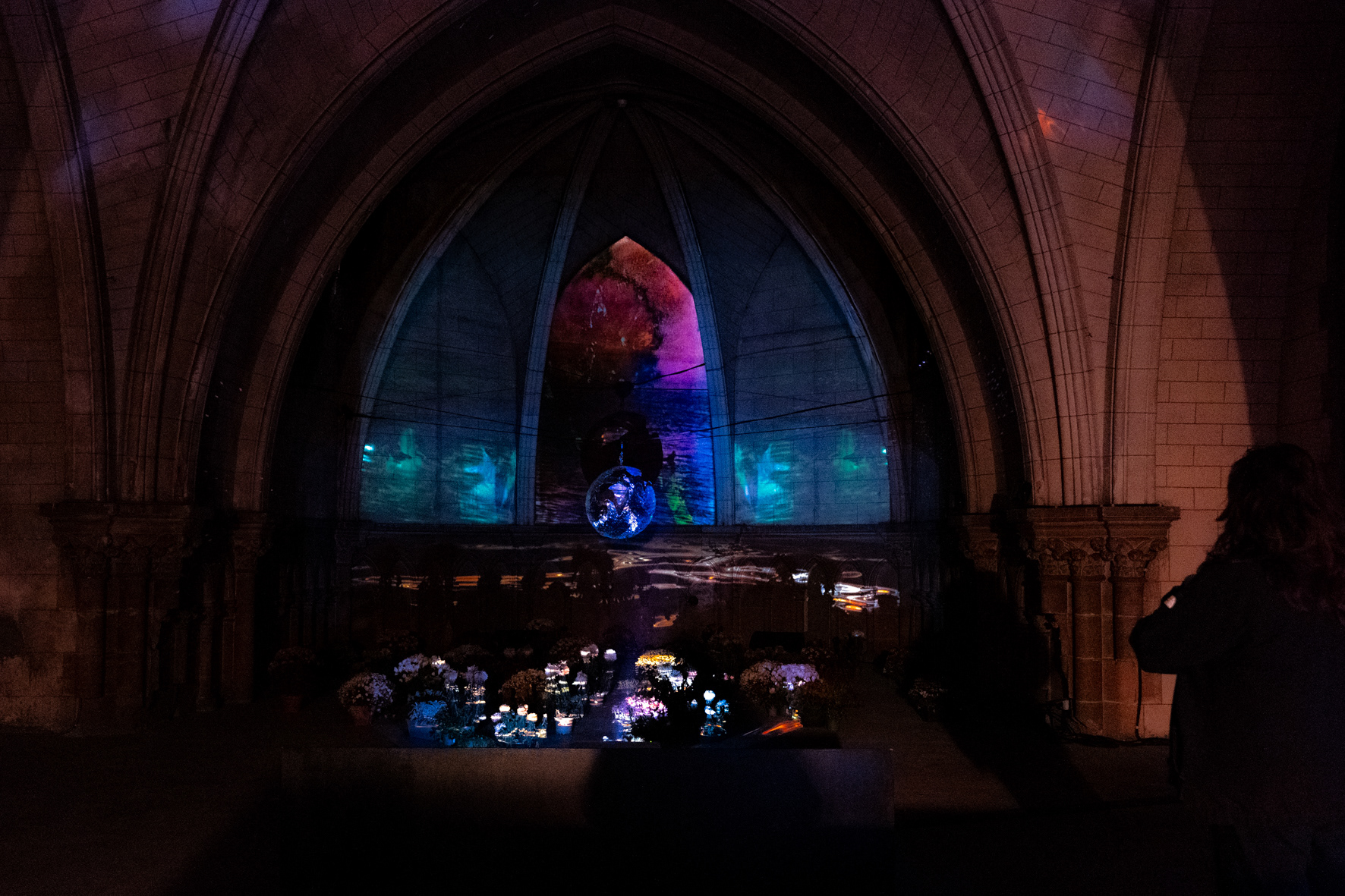 visuels : Let’s dance for fear tonight is all, installation vidéo in situ, exposition Noir Salle, 60 ans des Trinaitaires de Metz, commissariat collectif Riveté, 2025 © Jeannie Brie 