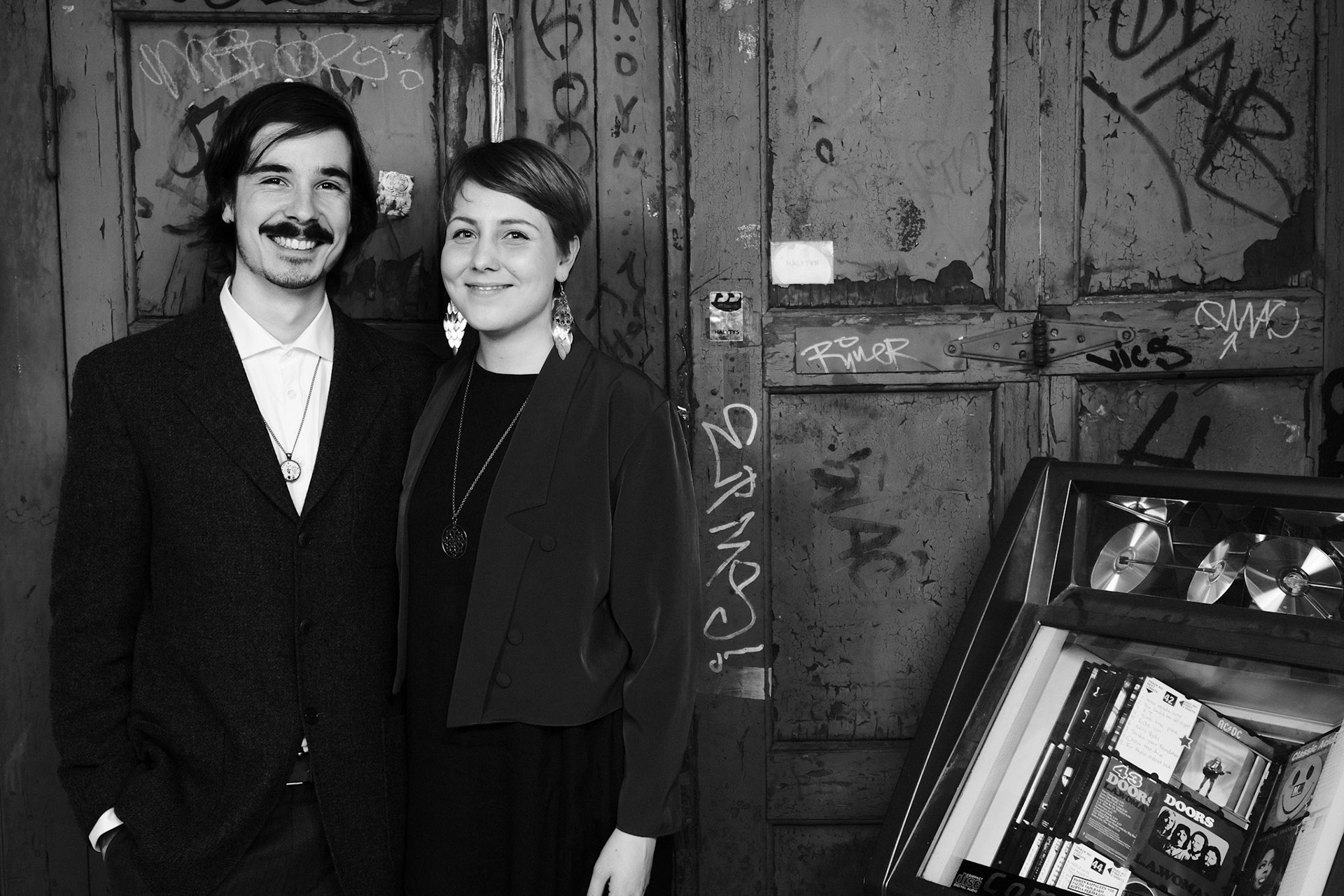 Juhlaväkeä Helsingin yliopiston sosiaali- ja kulttuuriantropologian opiskelijoiden ainejärjestön vuosijuhlilla.