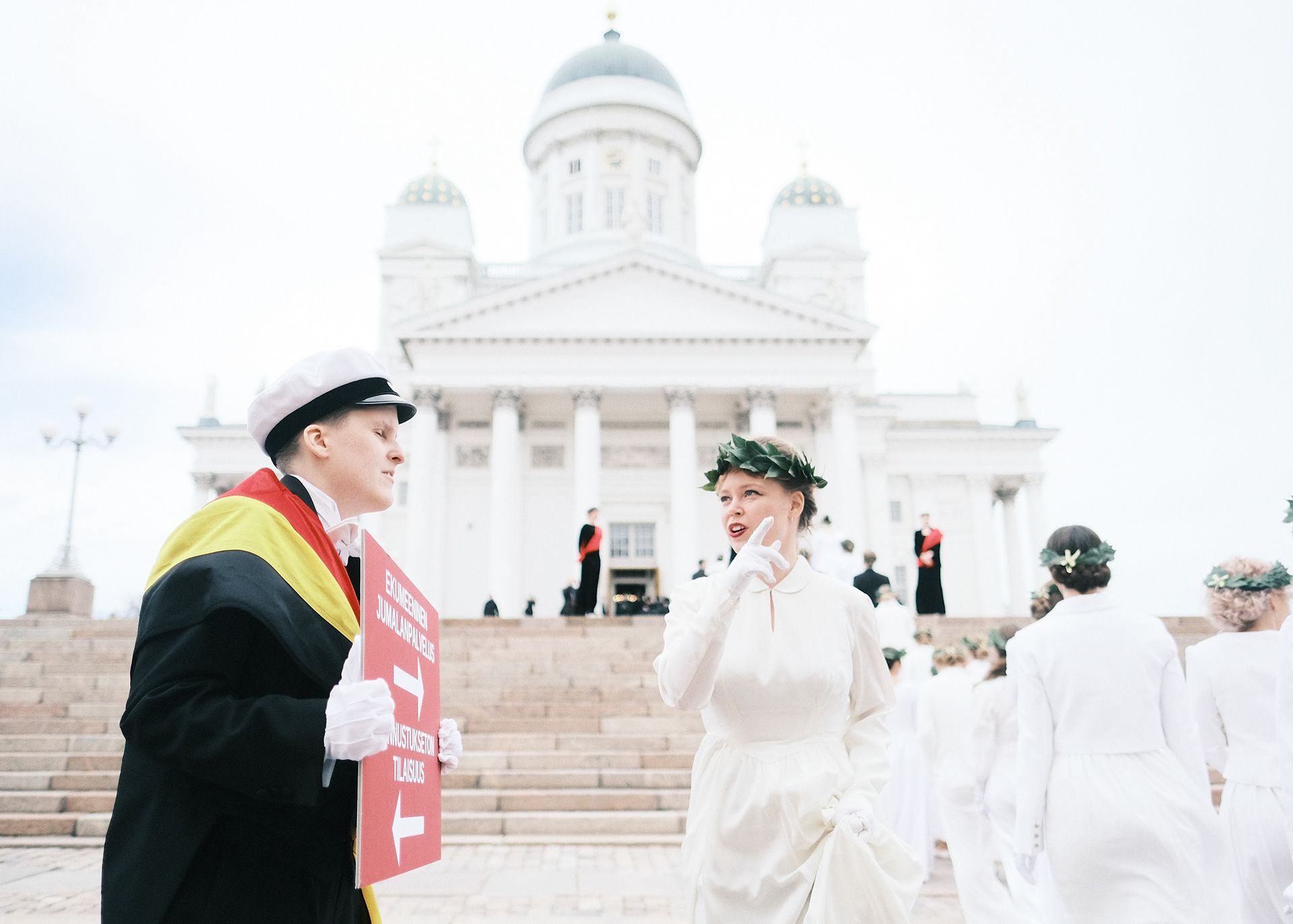 Promovendit suuntaavat kulkueesta joko jumalanpalvelukseen tai tunnuksettomaan laakerijuhlaan.