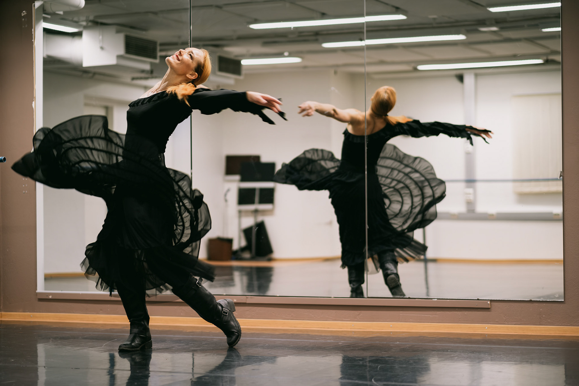 Tervamäki tanssii Aleksanterin teatterin harjoitussalissa. Vaikka Tervamäen ura tanssijana Kansallisbaletissa on jo päättynyt, hän jatkaa työskentelyä tanssin ja liikkeen parissa koreografina sekä tanssin opettajana.