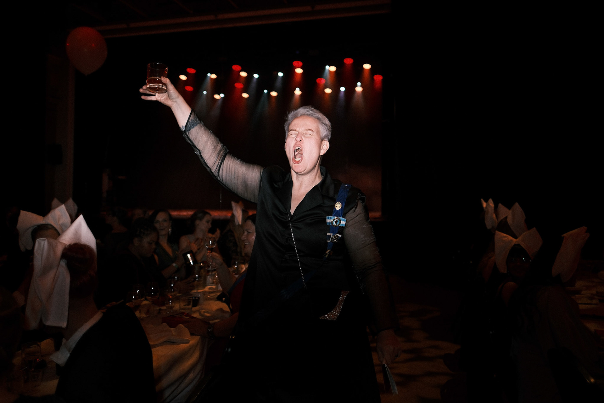 Jälkiruoalla tunnelma alkaa olla riehakas.