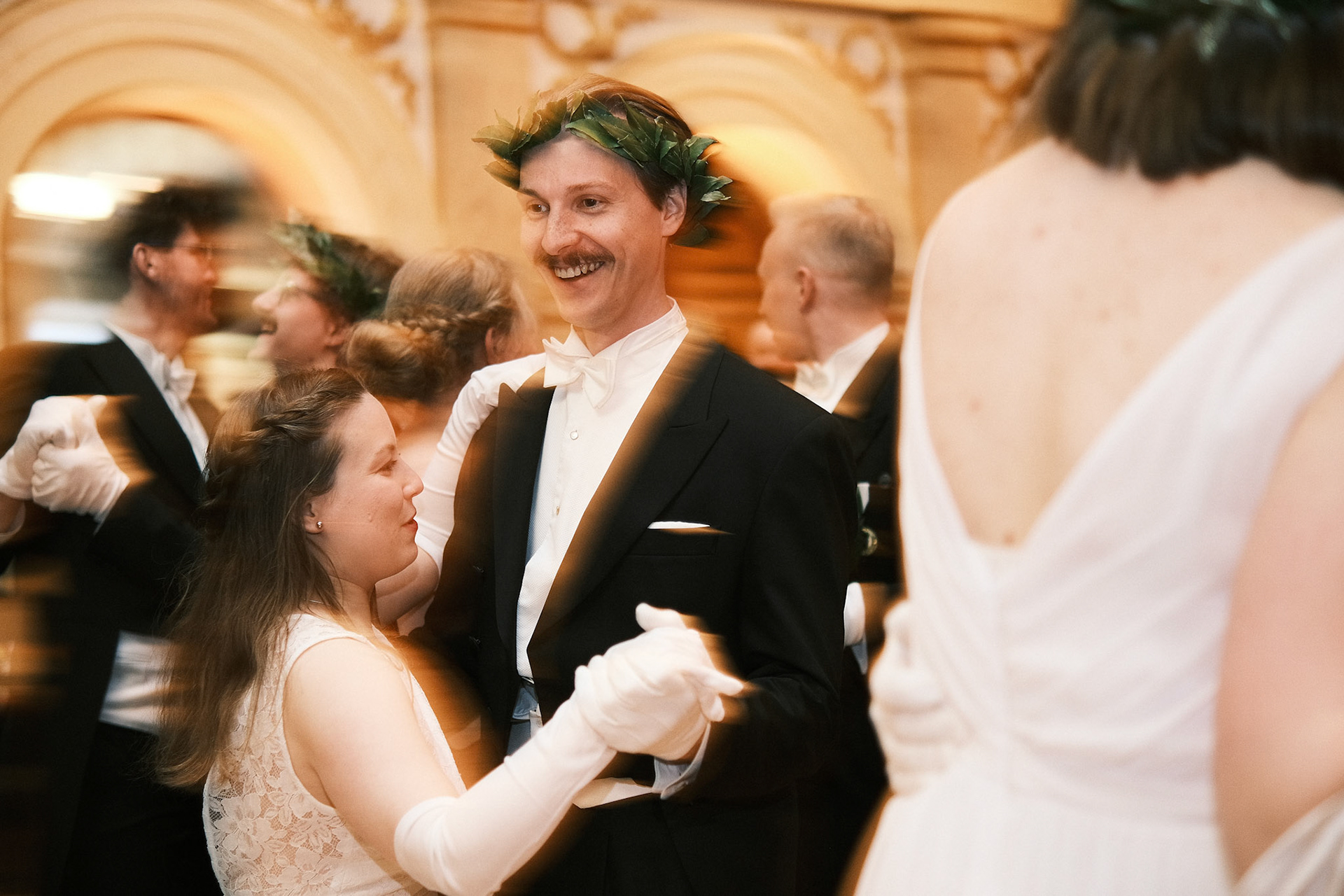 Promootiojuhlallisuudet huipentuvat promootiotanssiaisiin ja auringonnousuun saakka kestäviin kekkereihin.