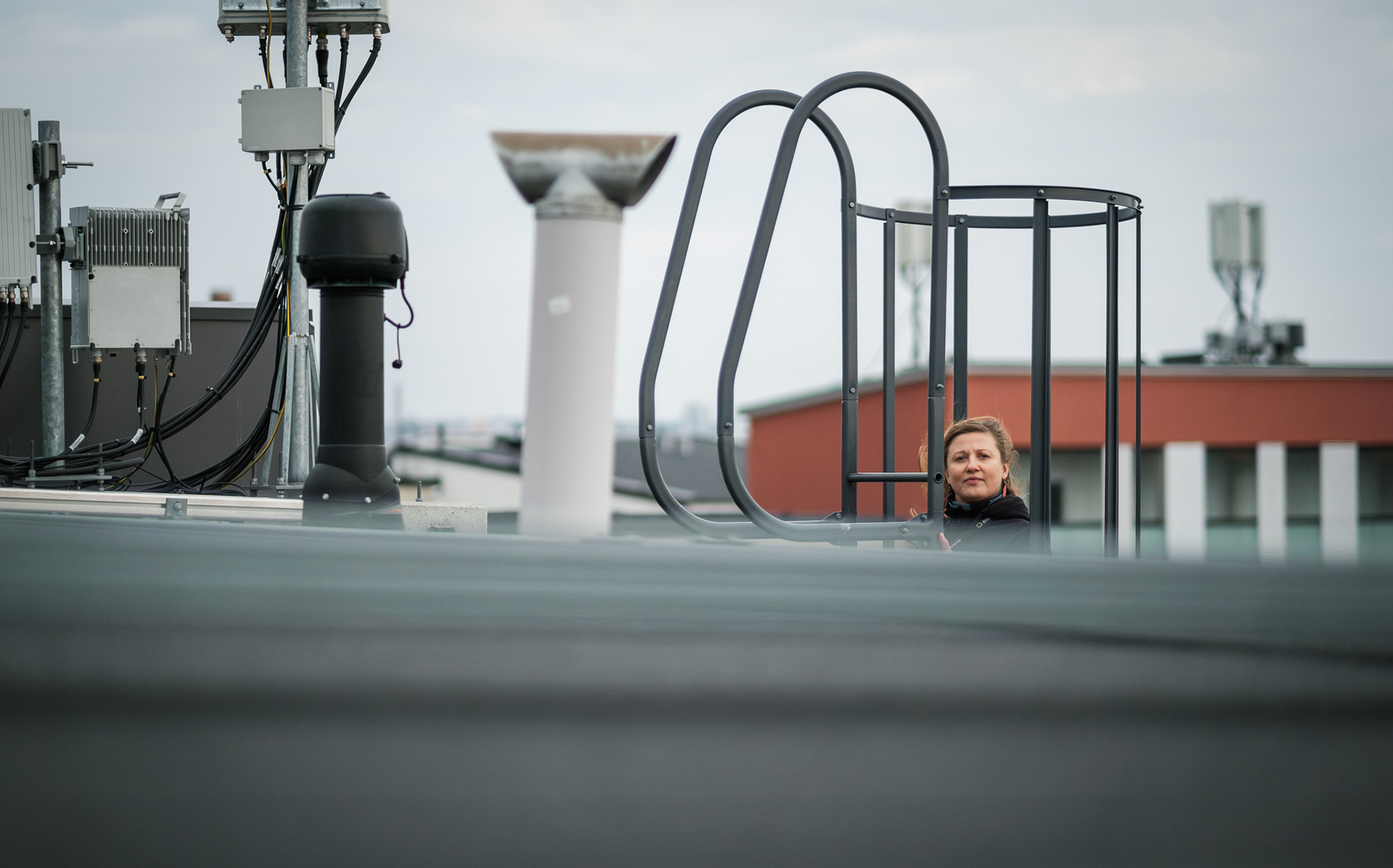 Kiinteistöihin sijoitettujen tukiasemien määrä on kasvanut viime vuosina räjähdysmäisesti. 5G-tukiasemien kantama on lyhyempi, joten niitä tarvitaan enemmän.