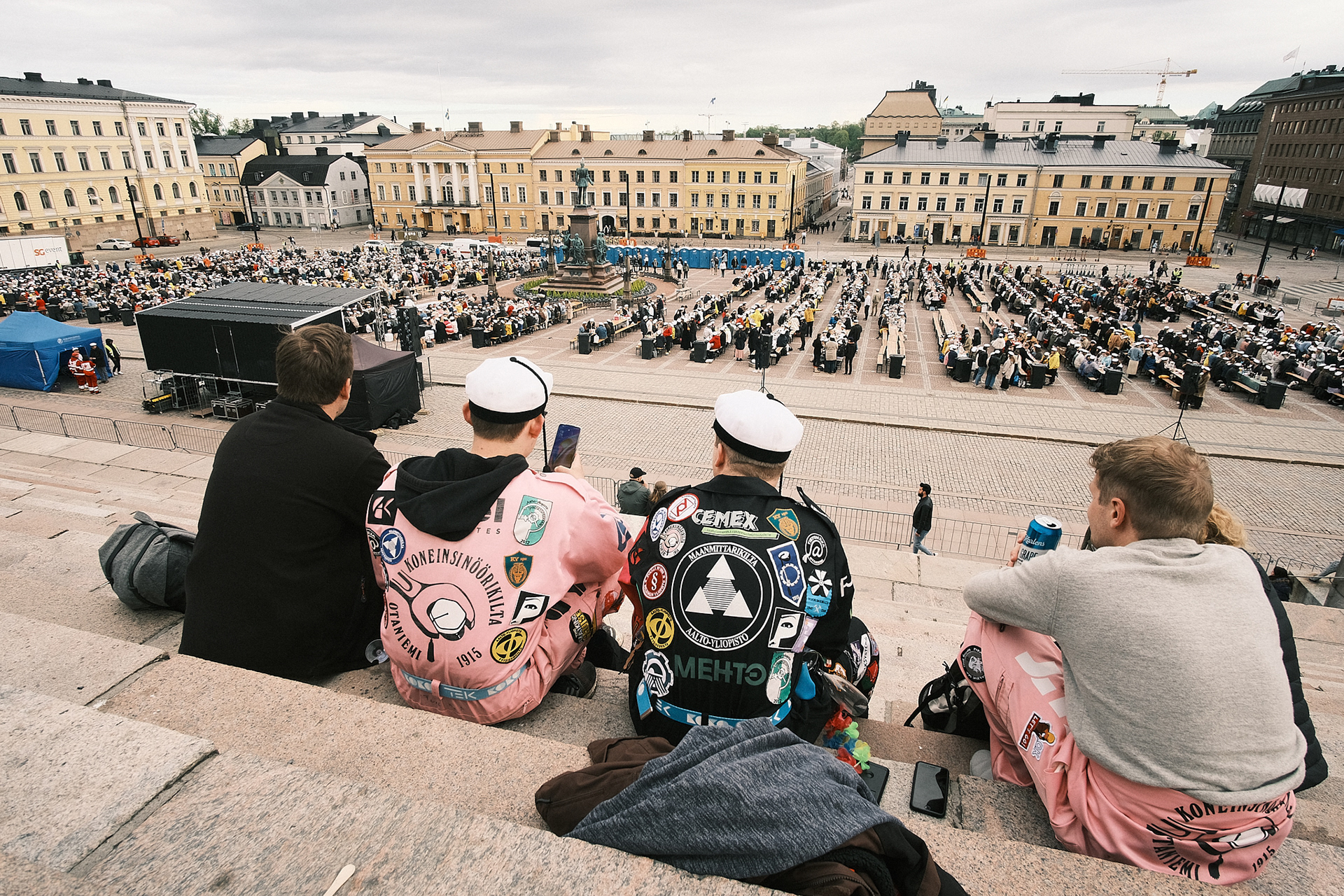 Ensimmäisen kerran vuonna 2012 järjestetyt suursitsit keräävät Helsingin senaatintorin täyteen juhlivia opiskelijoita.