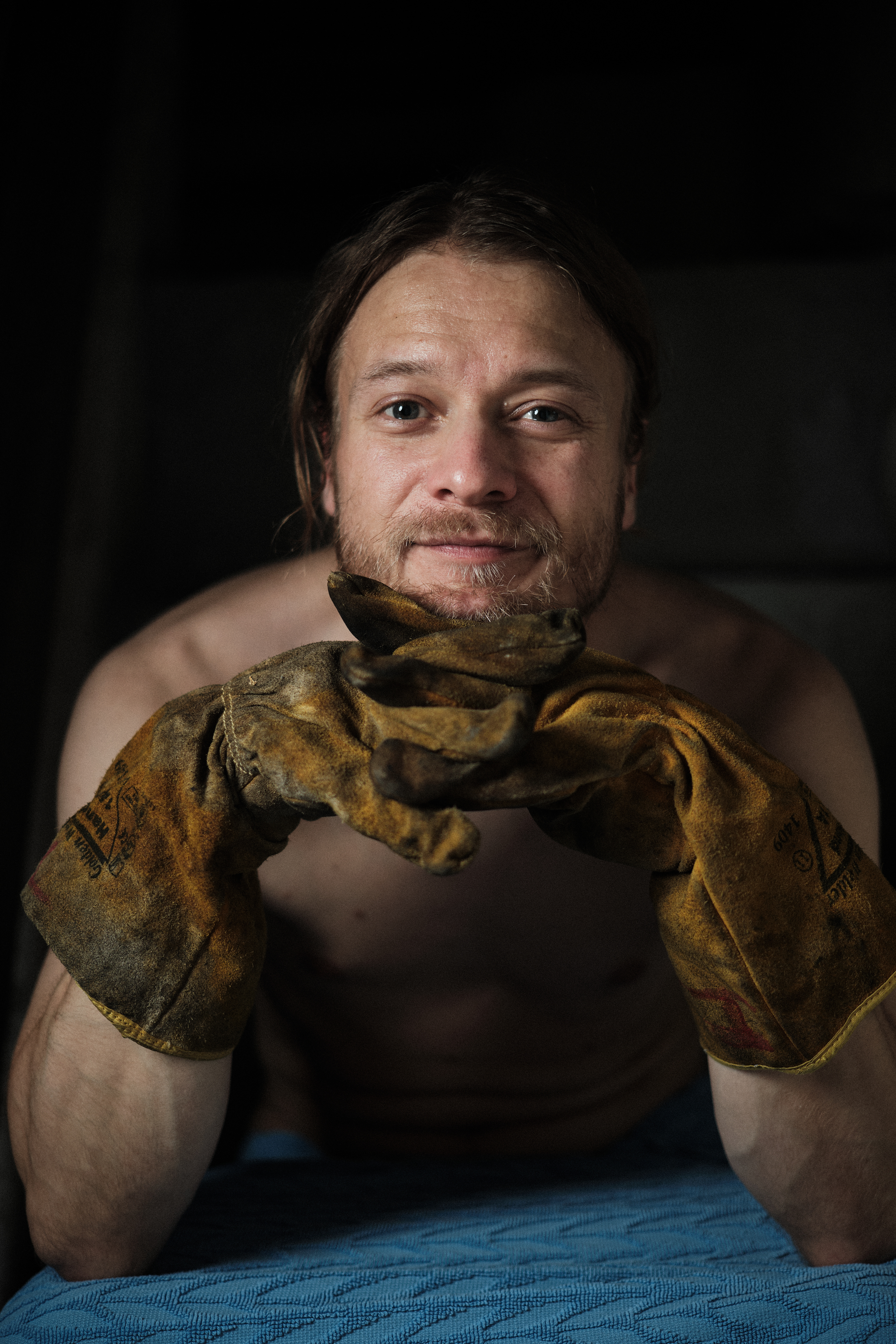 Lämpenevässä saunassa työskennellään vähissä vaatteissa.