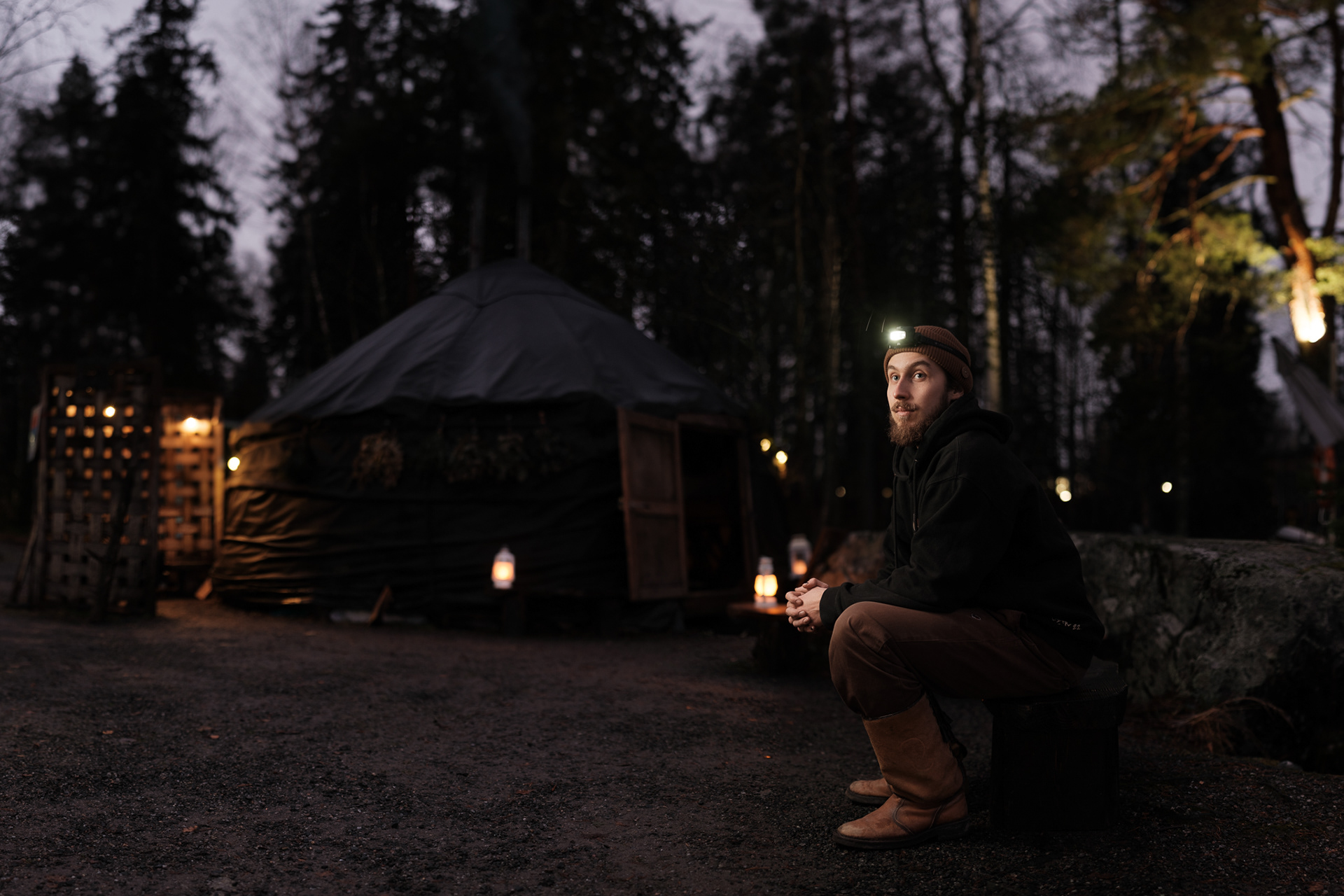 Santeri Nikkinen Rauhaniemen saunatemppelin edustalla.