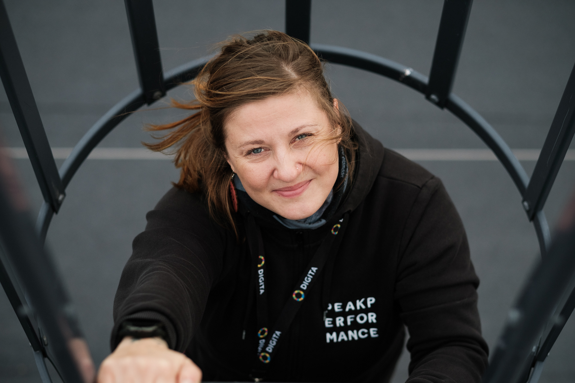 Sini-Erika Käyhkö kiipeää tarkistamaan kerrostalon katolle sijoitettua 5G-tukiasemaa.