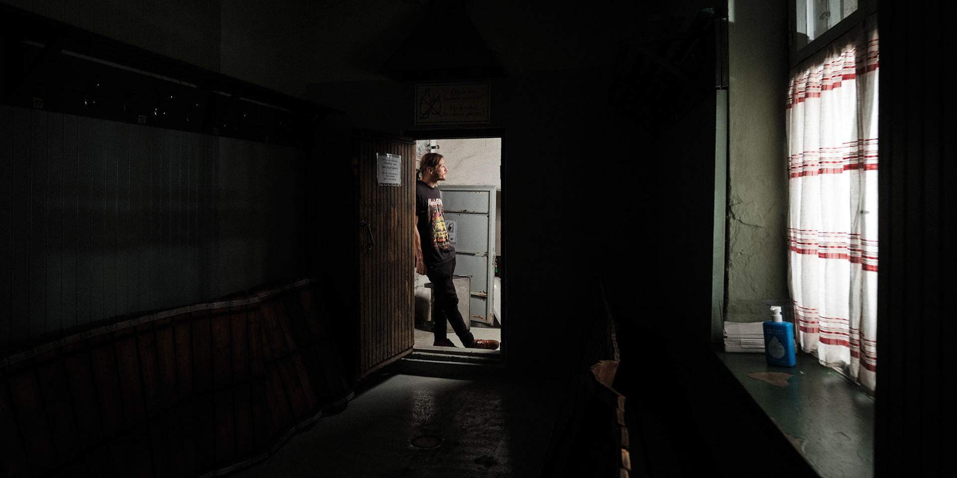 Rajaportin saunan isännöitsijä Ilmari Lyymä poseeraa miesten pukuhuoneen ovella. Rajaportti on Suomen vanhin yhä toiminnassa oleva julkinen sauna.