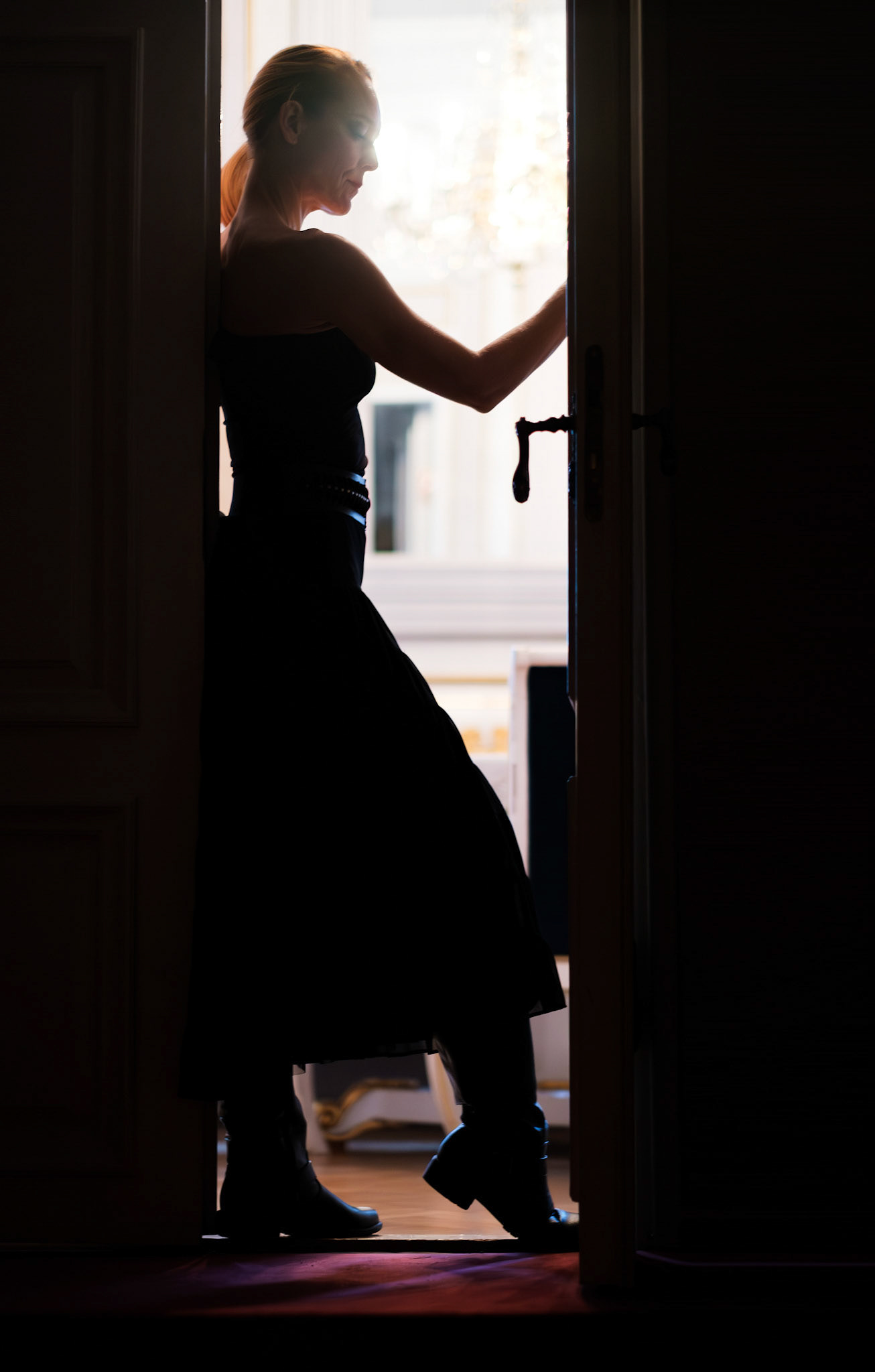 Suomalainen balettitanssija ja koreografi Minna Tervamäki Aleksanterin teatterissa Helsingissä. Tervamäki poseeraa historiallisen Keisarin sviitin ovella, joka johtaa vuonna 1879 valmistuneen teatterin saliin. Aleksanterin teatteri toimi Suomen Kansallisbaletin kotina vuosina 1919–1993.