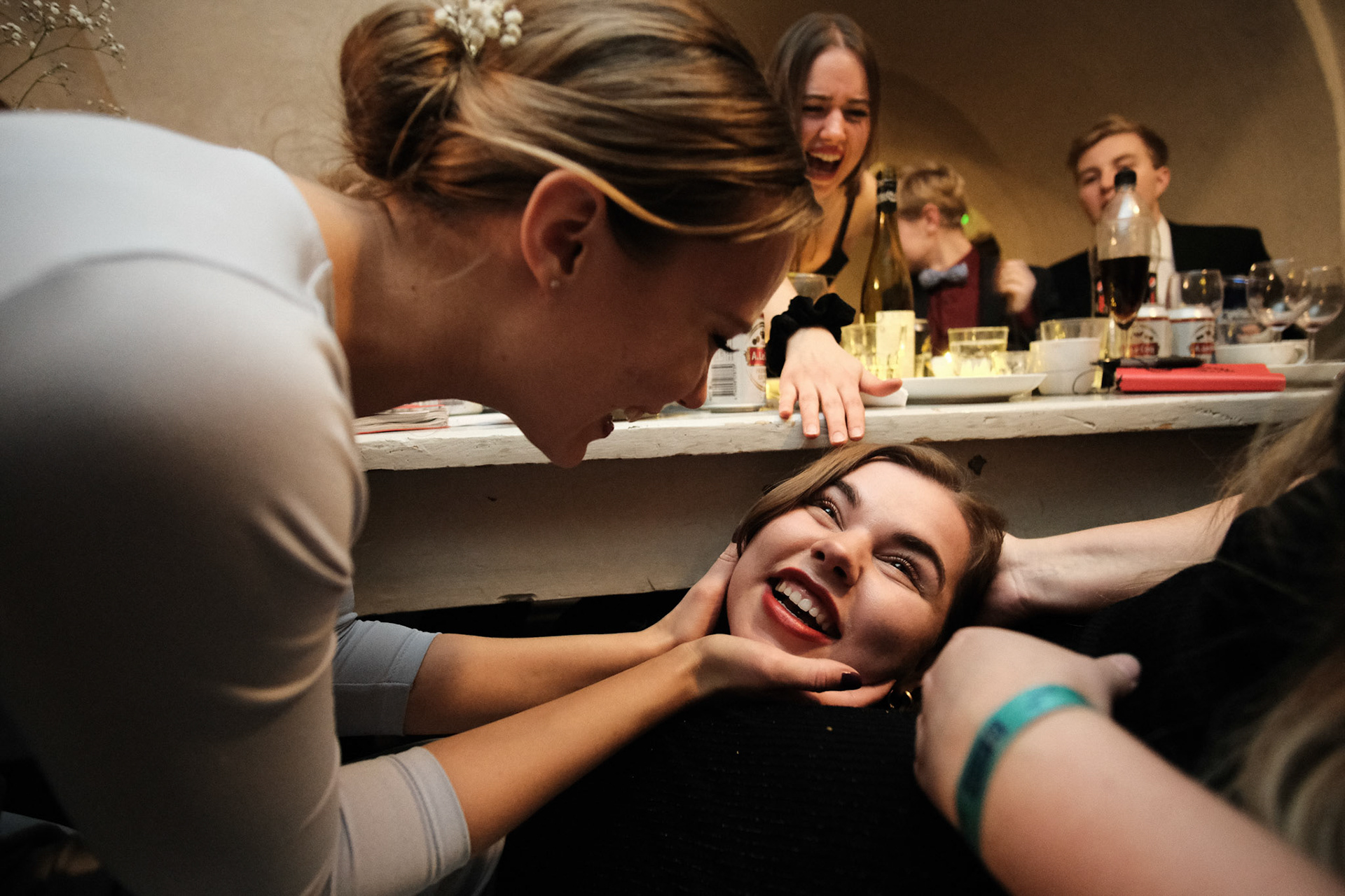 Humoristisuus ja arvokkuus lyövät kättä Helsingin yliopiston poliittisen historian opiskelijoiden itsenäisyyspäivän juhlassa, itsarisilliksellä. Vaikka itsenäisyyttä juhlitaan karnevalisoiden, tapahtuman taustalla on aito arvostus suomalaista yhteiskuntaa ja historiaa kohtaan.