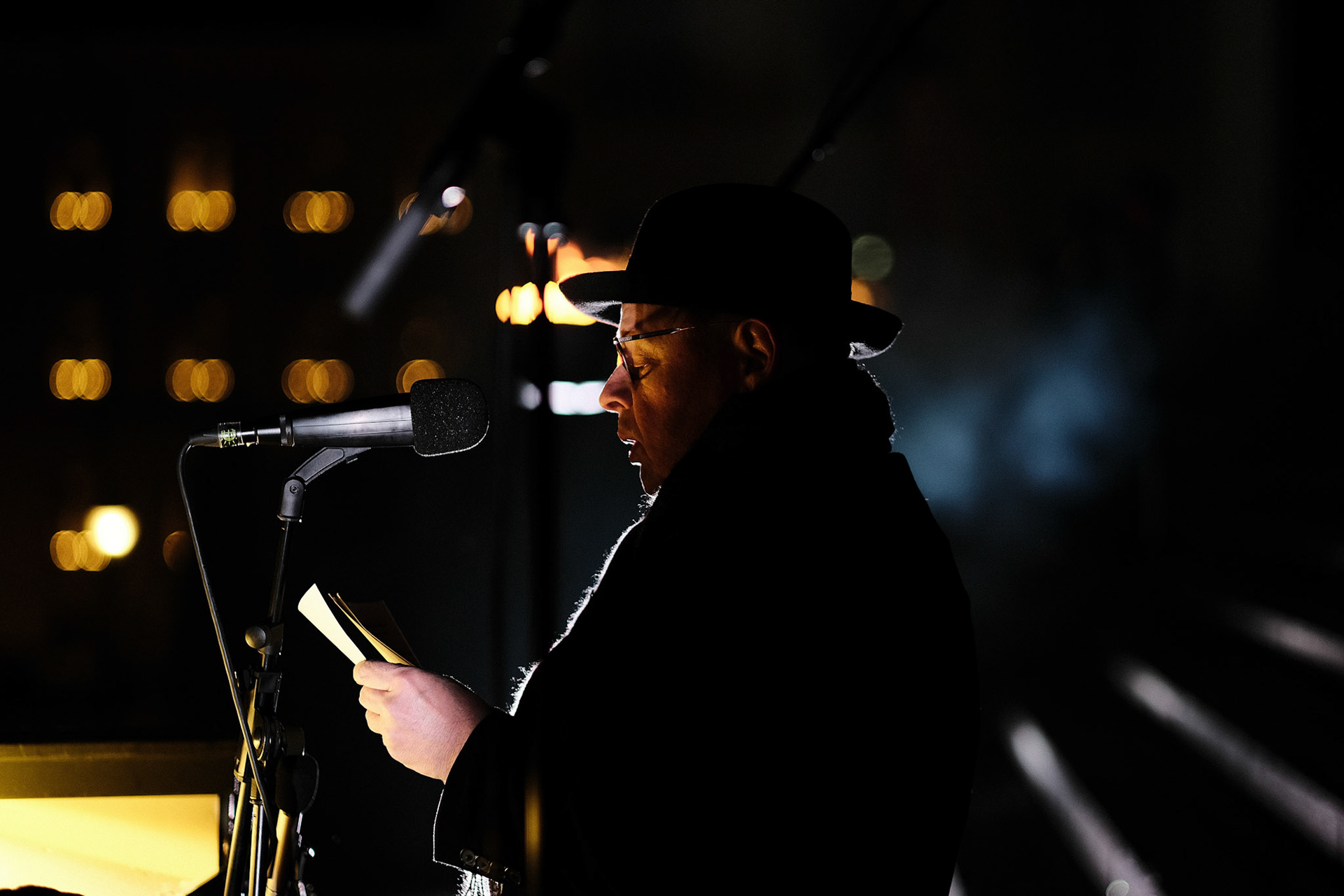 Helsingin pormestari Juhana Vartiainen pitää juhlapuhetta soihtukulkueeseen osallistuneille opiskelijoille.