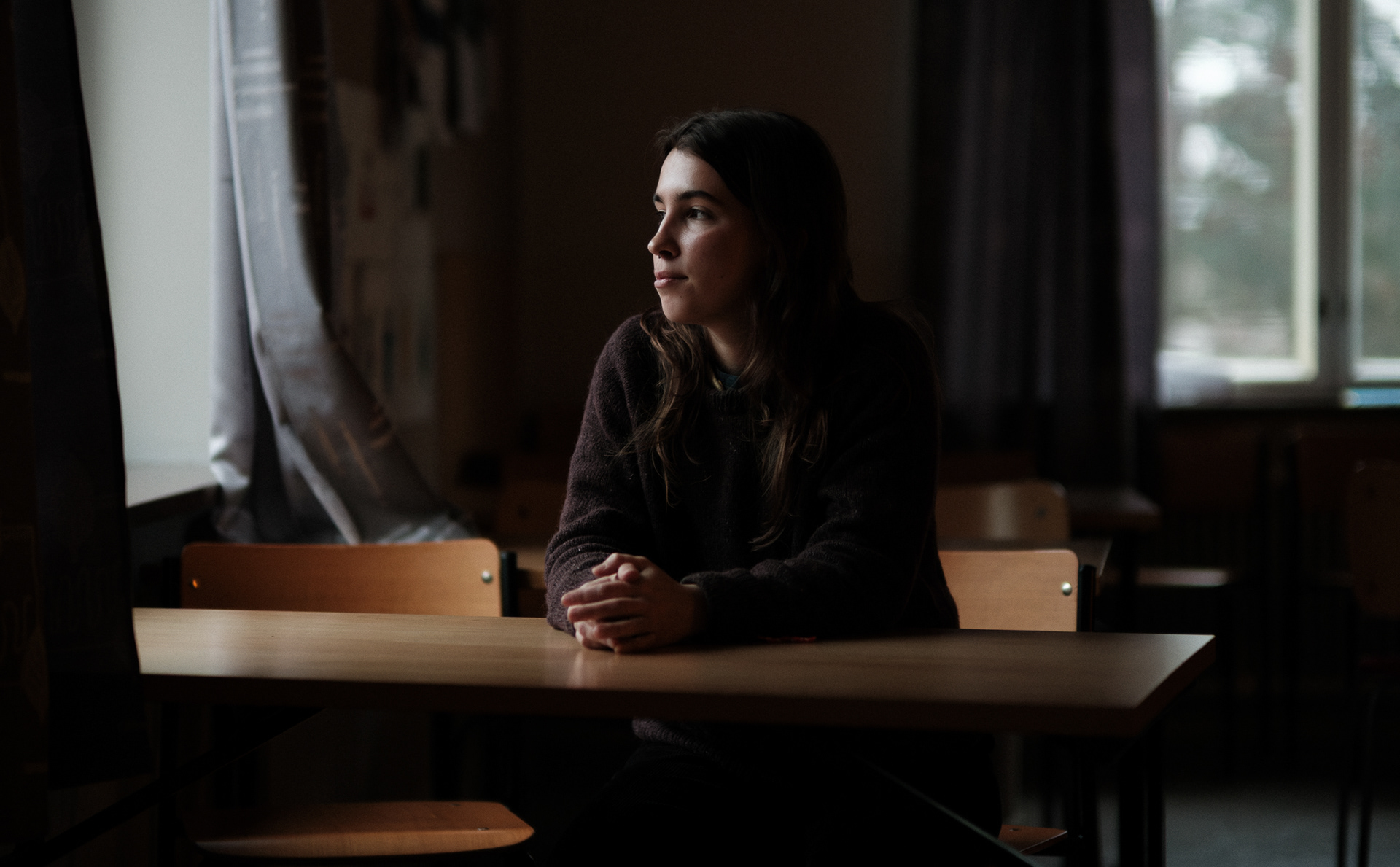 Suomen Pelastakaa Lapset ry:n harjoittelija Emma Grillo Kajava valmistautuu haastattelemaan turvapaikanhakijaperheitä Punaisen Ristin vastaanottokeskuksessa Turussa. Haastattelut ovat osa tutkimusprojektia, jossa selvitetään Suomen itärajan sulkemisen vaikutuksia lasten oikeuksiin ja hyvinvointiin.