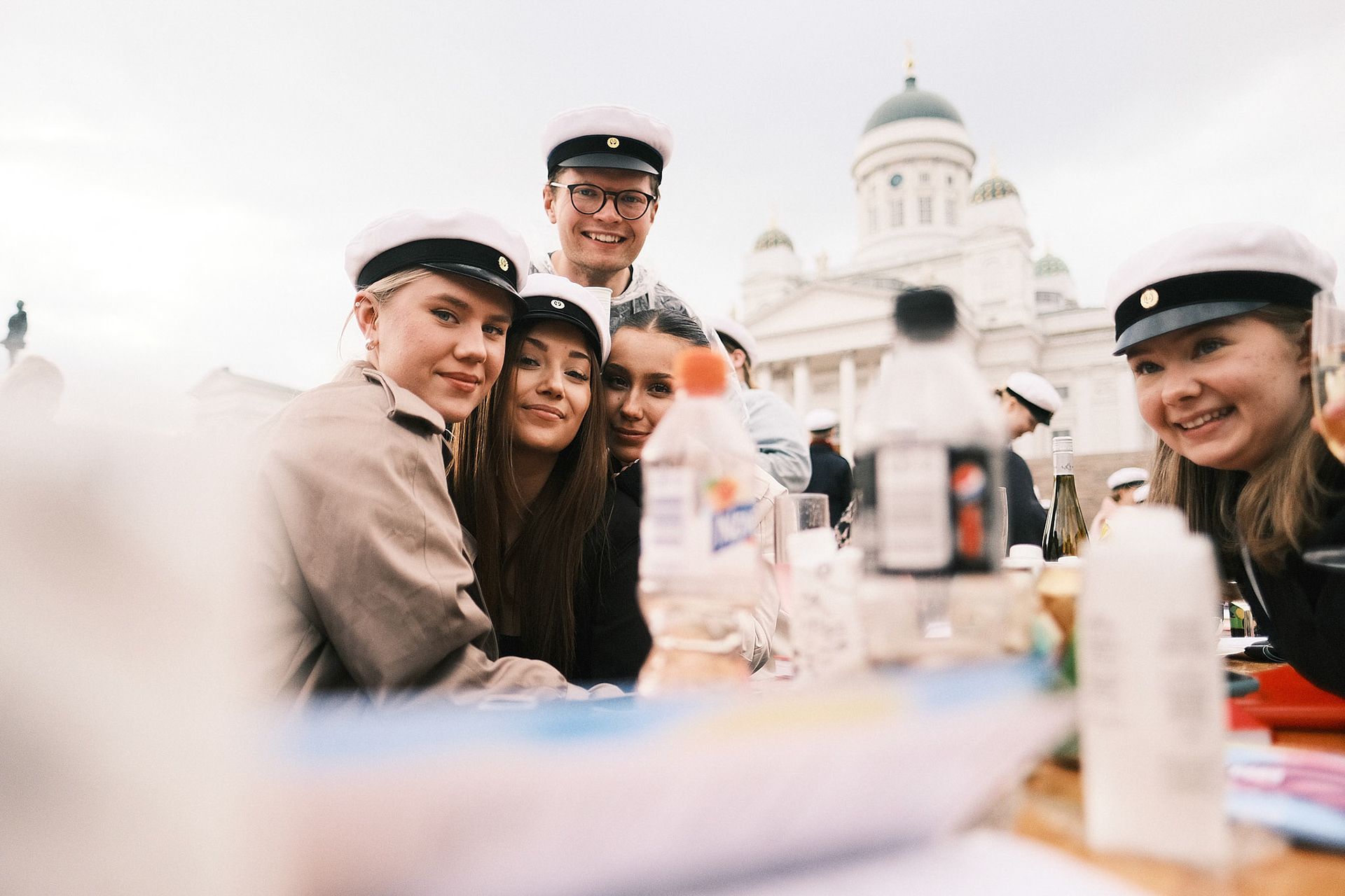 Sitsien, eli akateemisten pöytäjuhlien kaavaan kuuluu syömistä, juomista, laulua ja puheita.