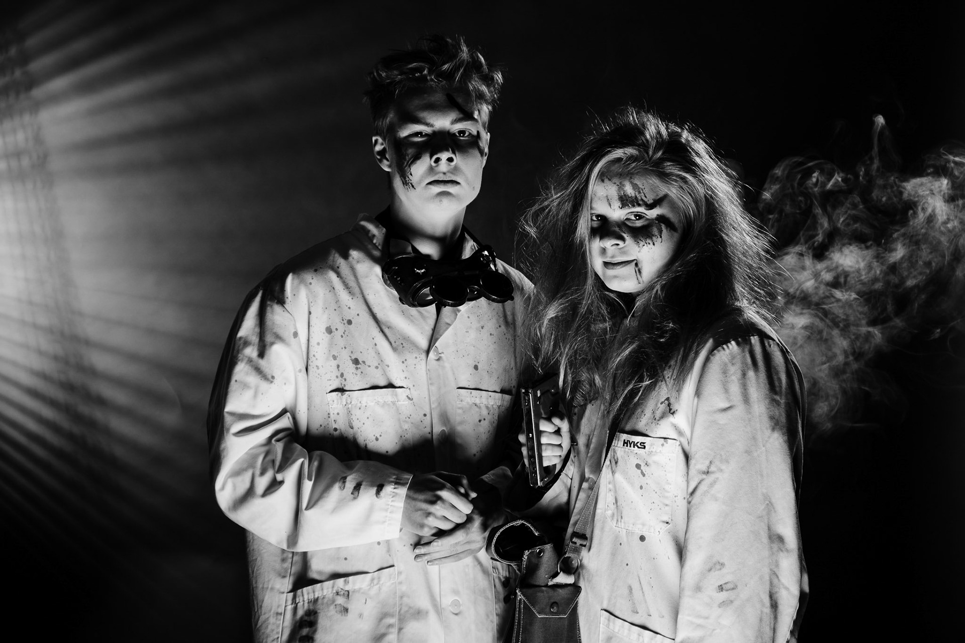 Samuli Leppämäki ja Aino Askolin esiintyvät Helsingin yliopiston valtiotieteellisen tiedekunnan speksissä. Speksit ovat pohjoismainen korkeakouluperinne, joissa yhdistyvät opiskelijateatteri, improvisaatio ja yleisön aktiivinen osallistuminen esityksen kulkuun.