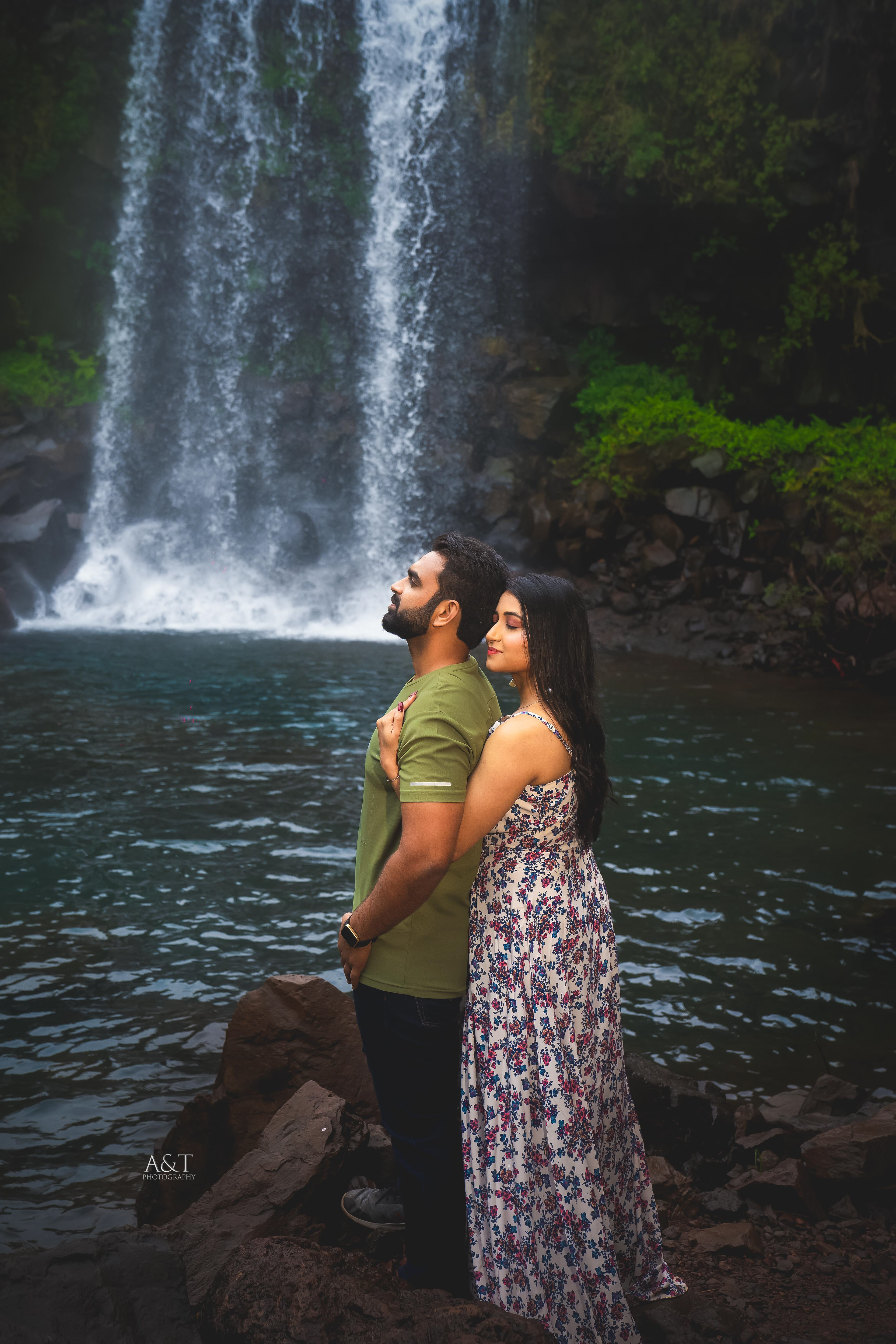 Best Monsoon Pre-wedding Photoshoot near waterfall in Satara