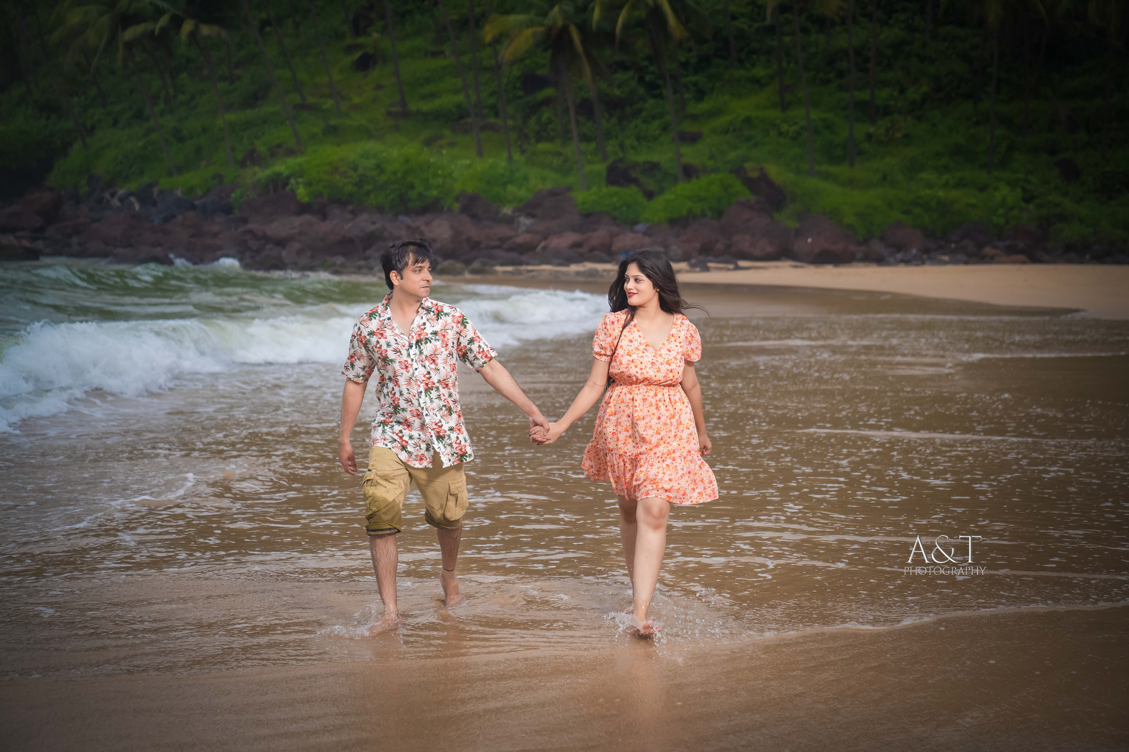 Beach pre wedding poses in goa