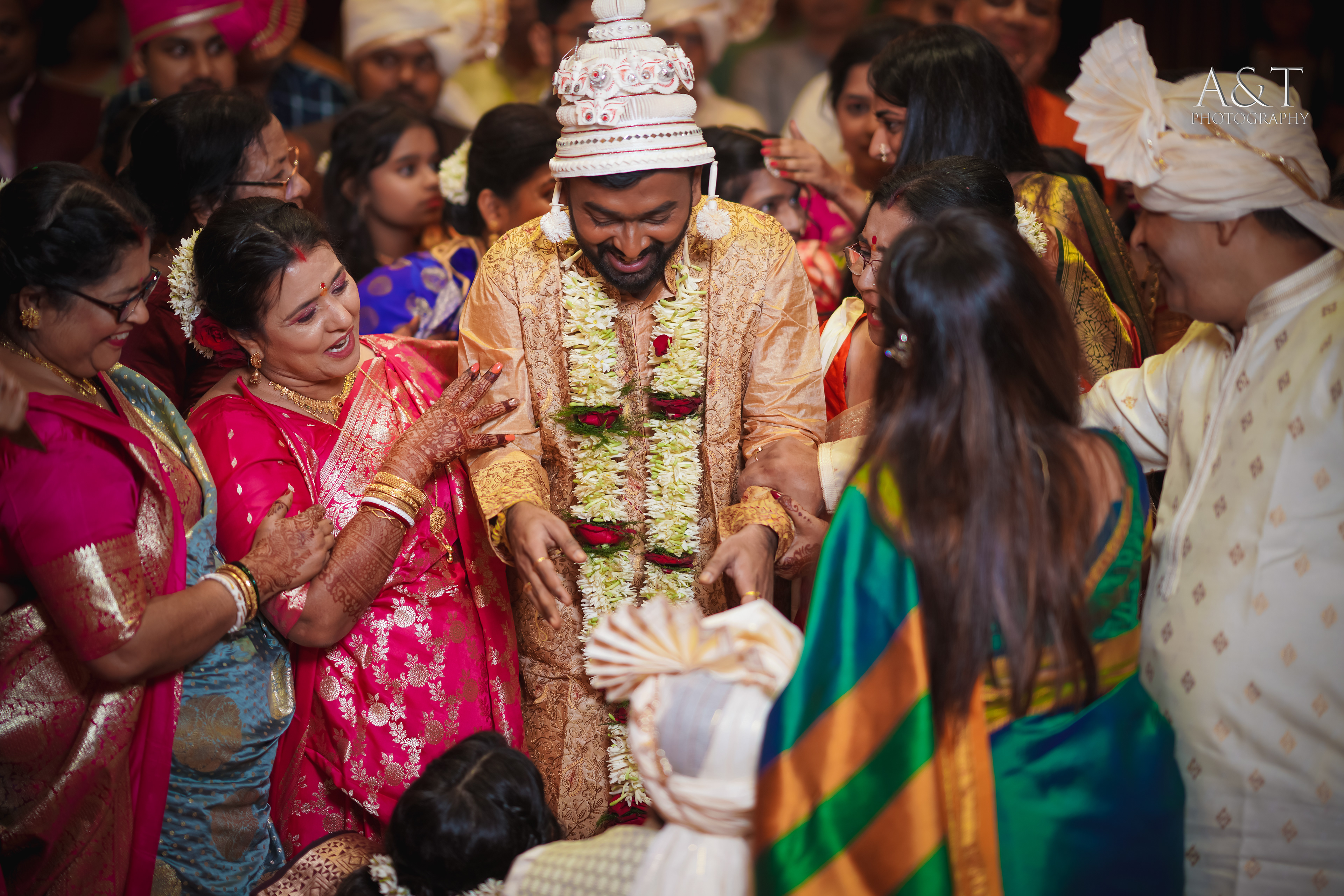 A candid moment captured during the Bengali wedding ceremony in Pune