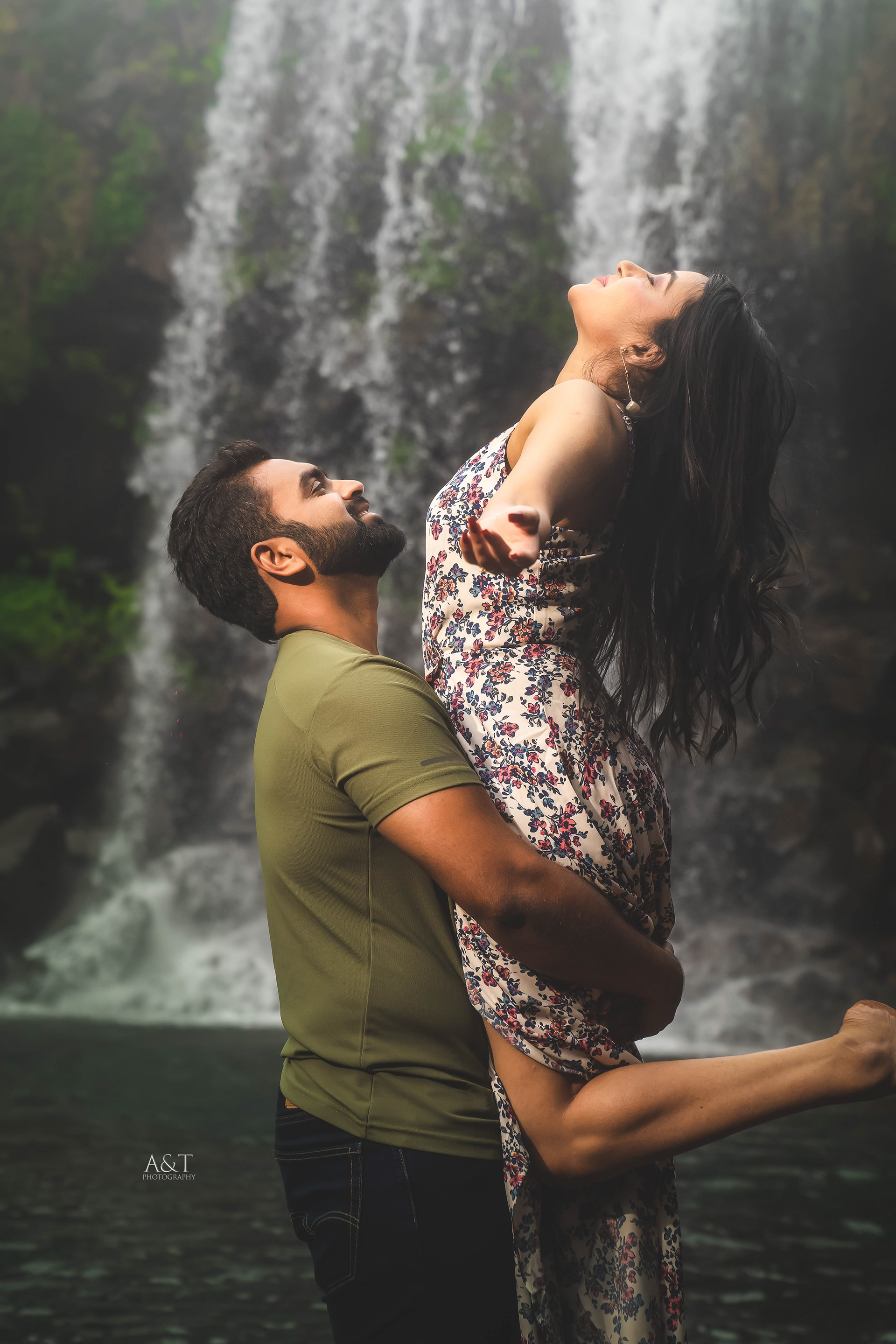 Best Monsoon Pre-wedding Photoshoot near waterfall in Satara