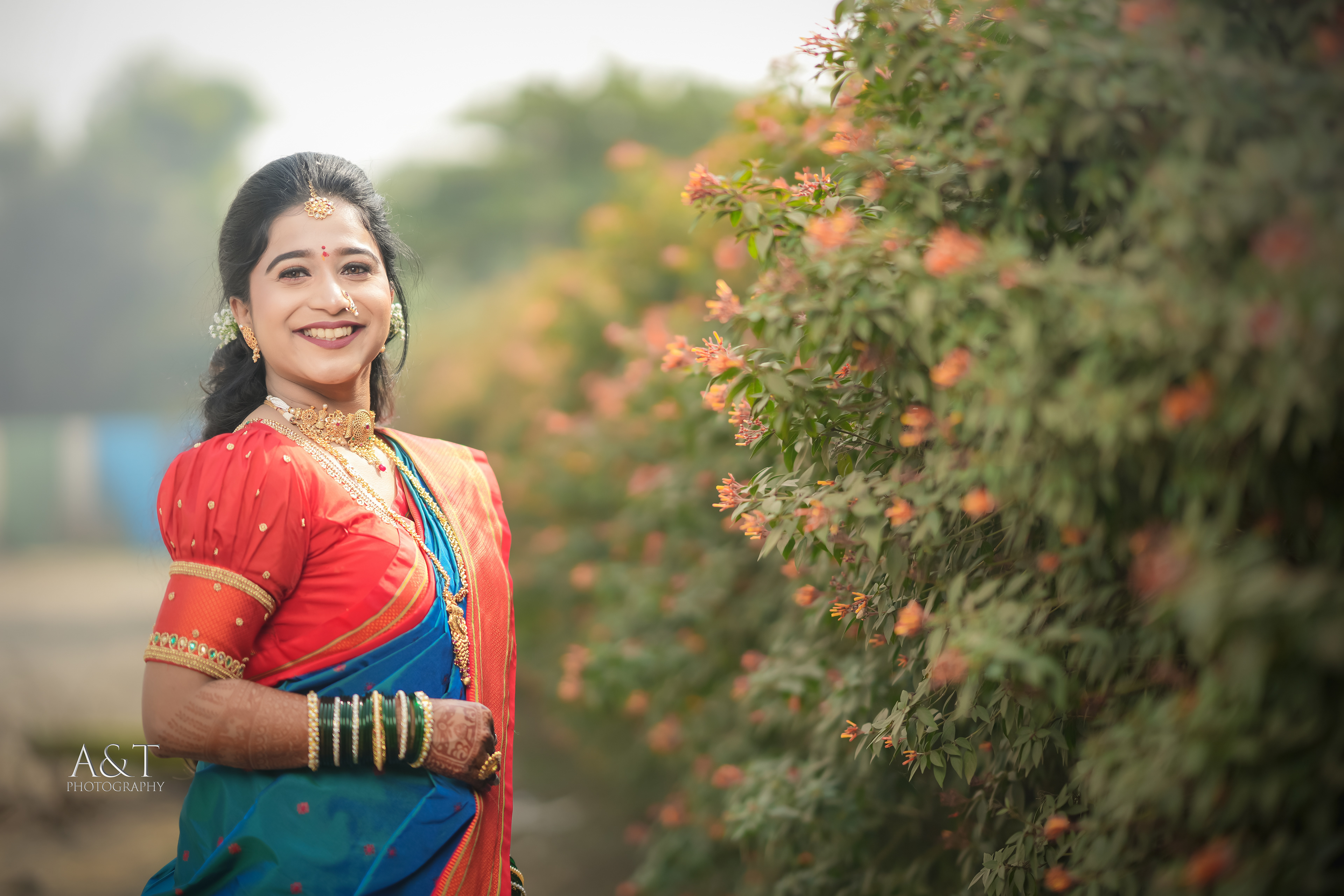 Maharashtrian bride draped in blue silk saree, adorned with traditional jewellery| This beautiful pictures is captured by best wedding photographer in Pune- A&T Photography